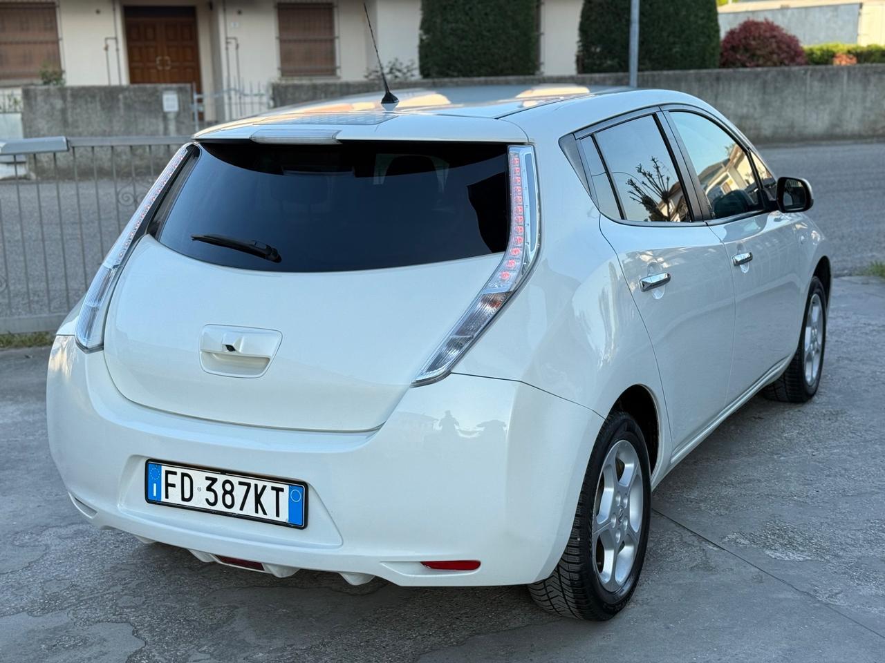 Nissan Leaf Tekna 30KWh Solar pack Spoiler 2016
