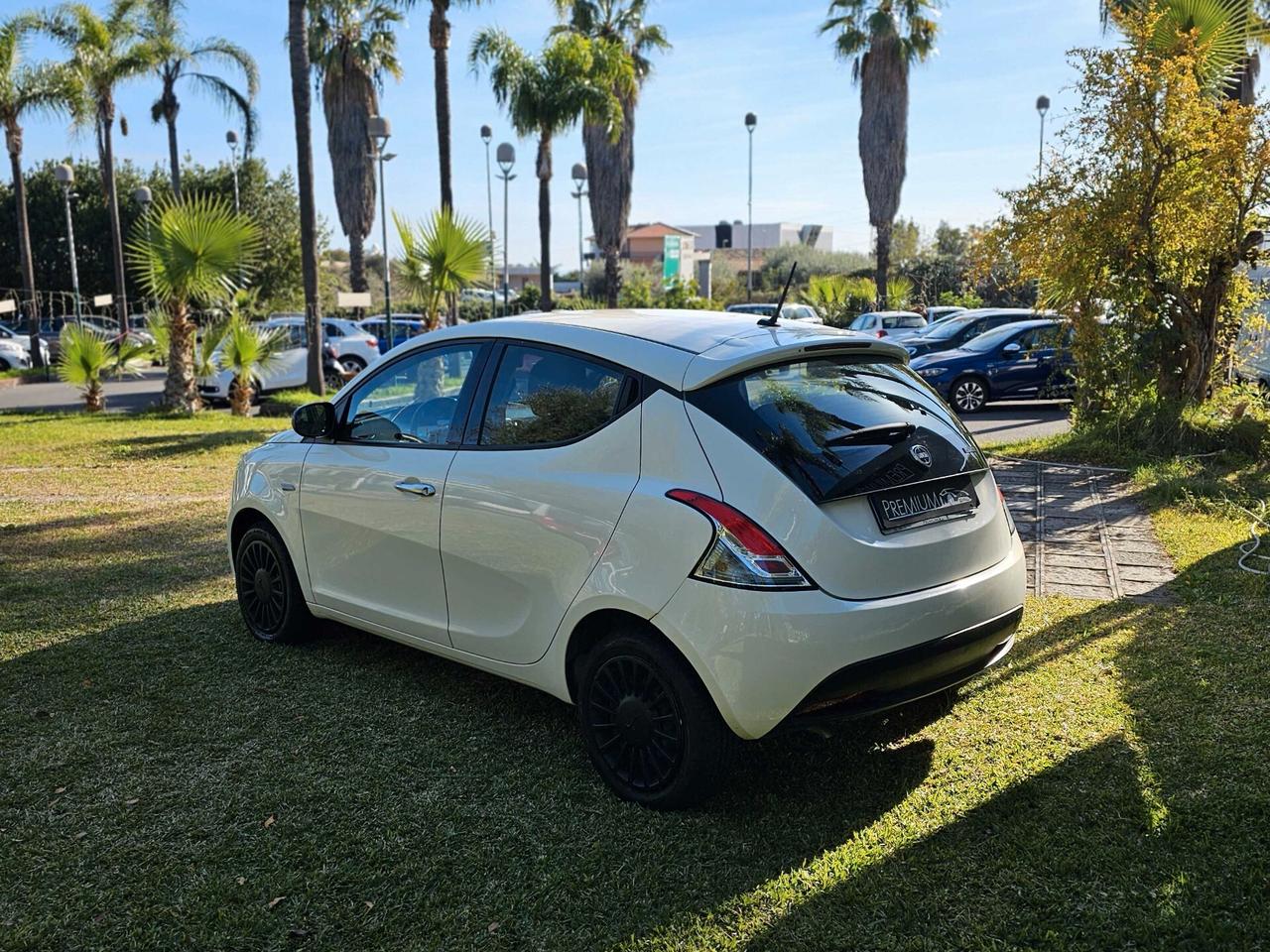 Lancia Ypsilon 1.0 FireFly 5 porte S&S Hybryd Gold