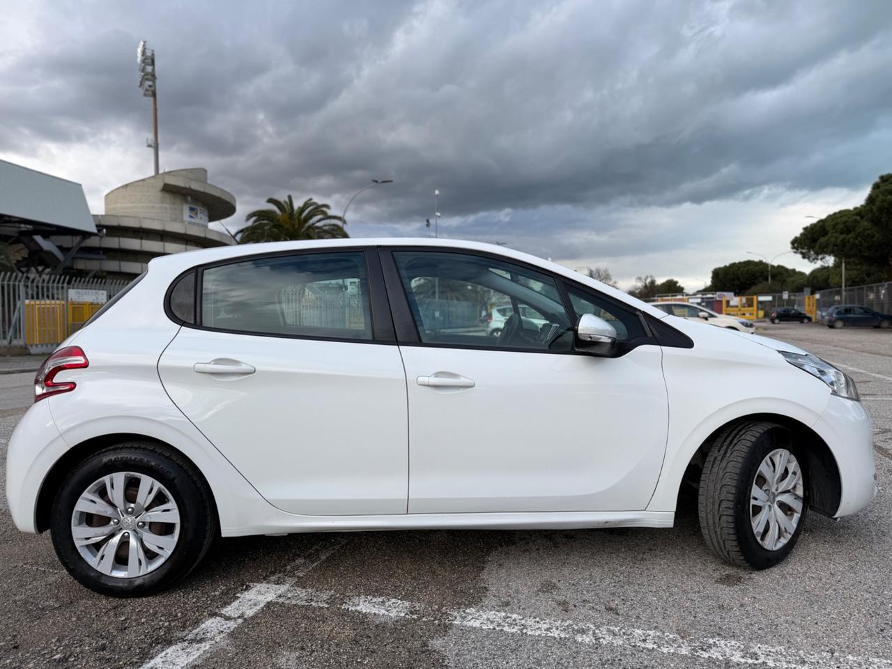 Peugeot 208 1.4 HDi 68 CV 5 porte Allure