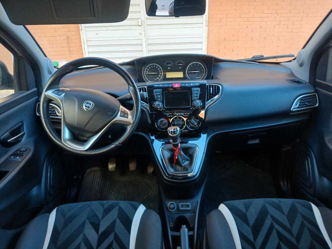 Lancia Ypsilon 0.9 TwinAir 85 CV 5 porte Metano Ecochic Platinum