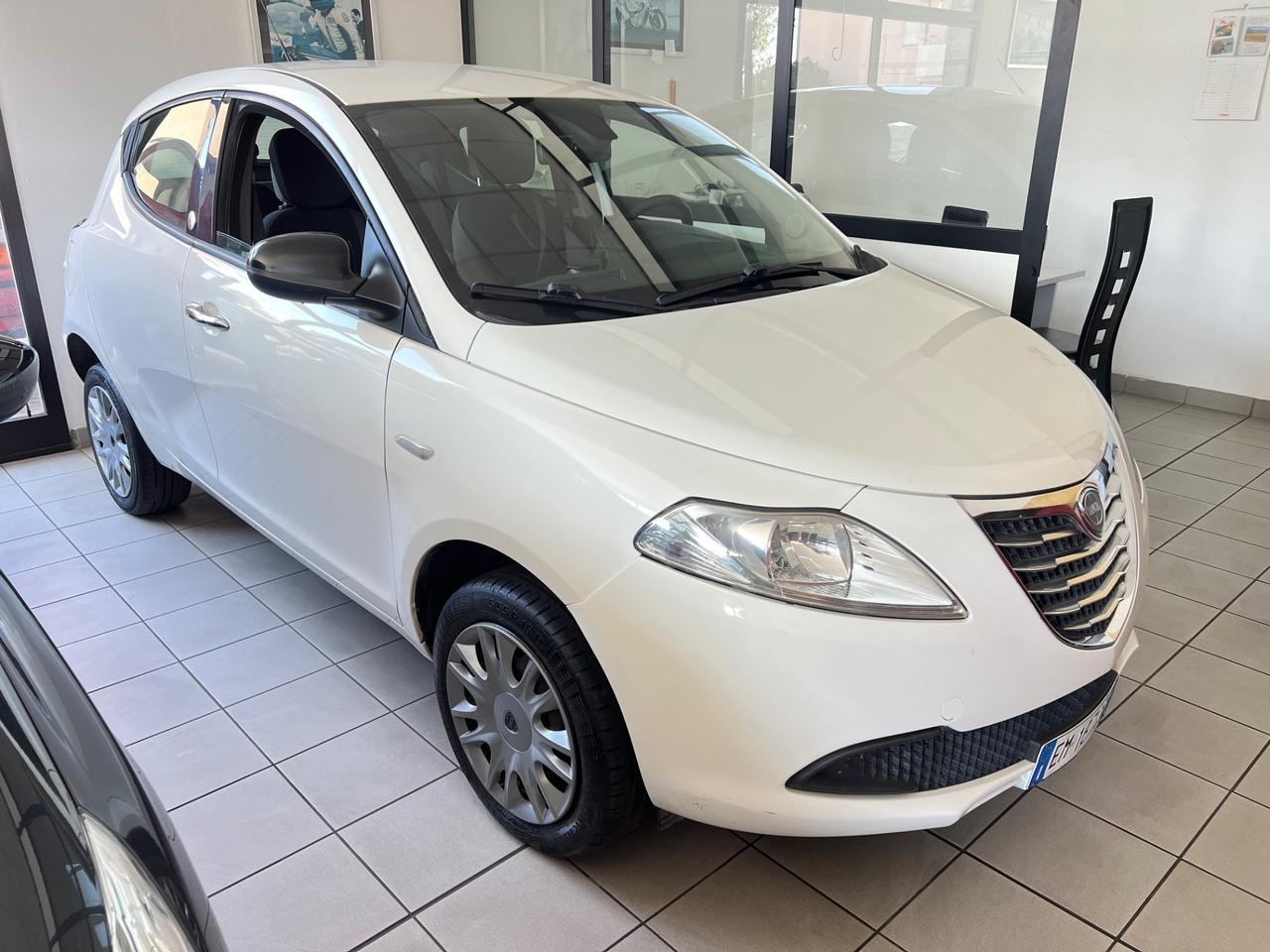 Lancia Ypsilon 0.9 TwinAir 85 CV 5 porte Metano Ecochic Silver