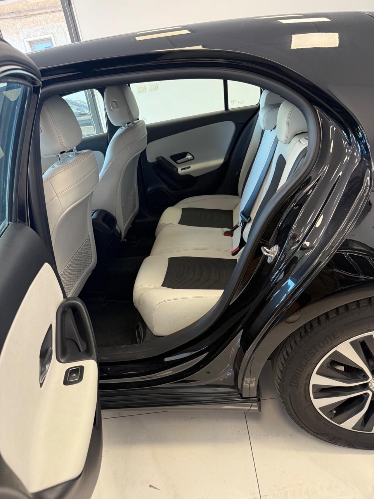 Mercedes-benz A 180 NAVI,TELECAMERA,APPLE CARPLAY,INTERNI PARZIALI IN PELLE,SCHERMO INTERAMENTE DIGITALE