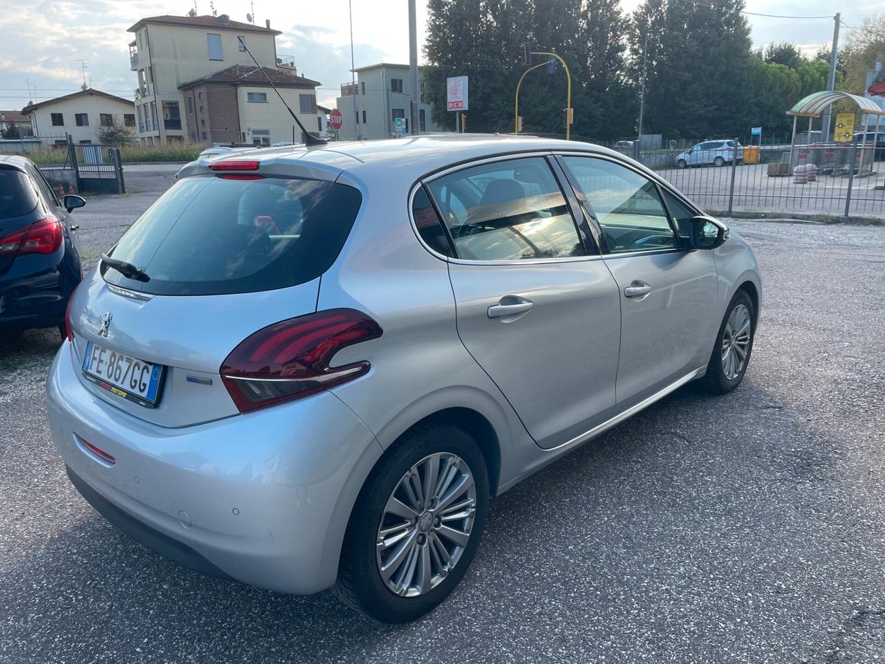 Peugeot 208 PureTech 82 5 porte Allure X NEOPATENTATI