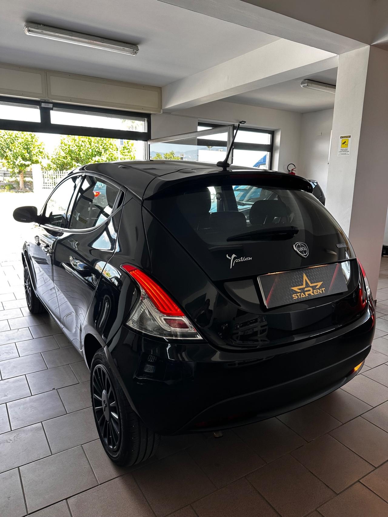 Lancia Ypsilon 1.0 FireFly 5 porte S&S Hybrid Silver