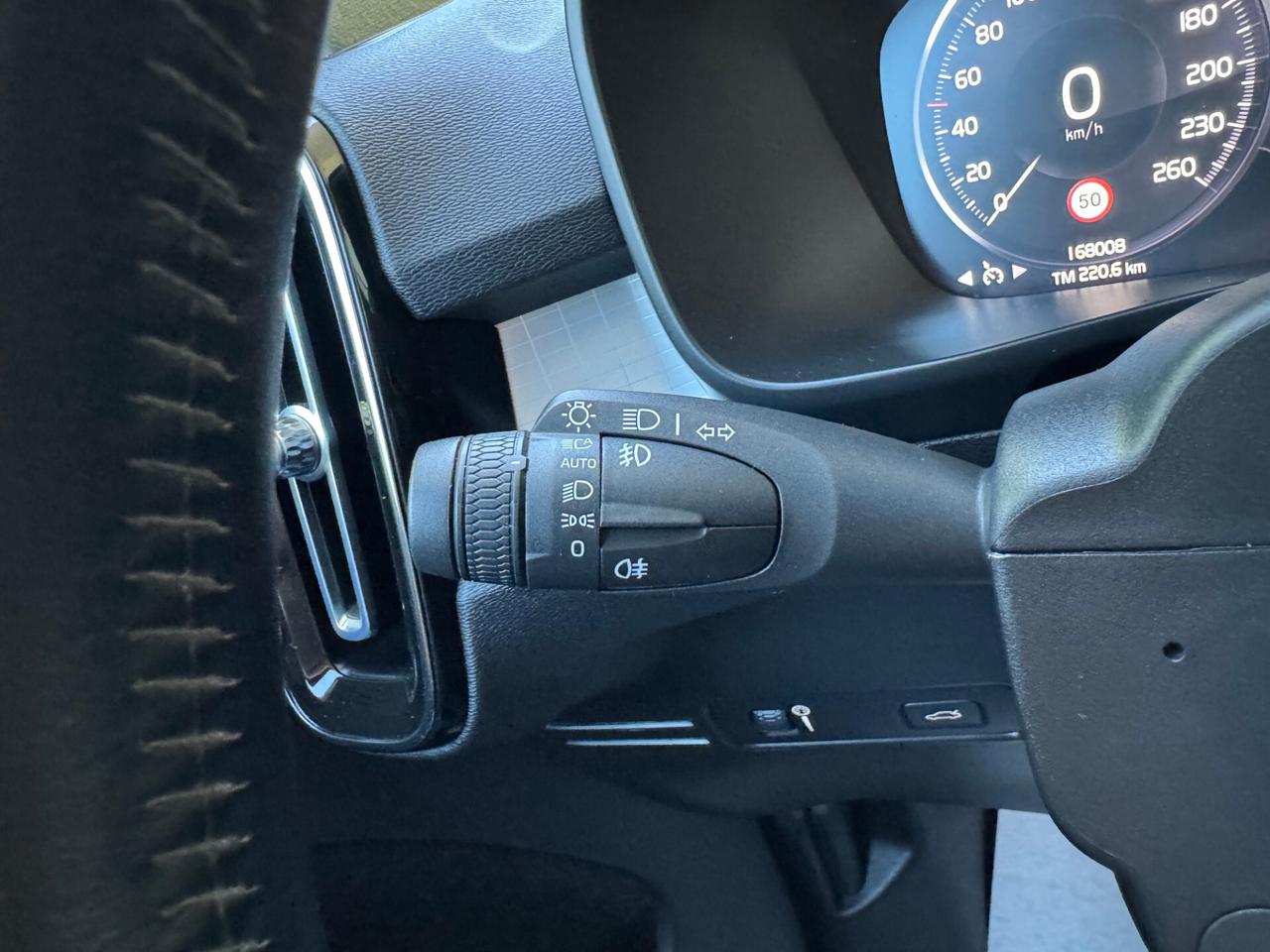 Volvo XC40 2.0 d3 Momentum AWD Auto GARANZIA24MESI