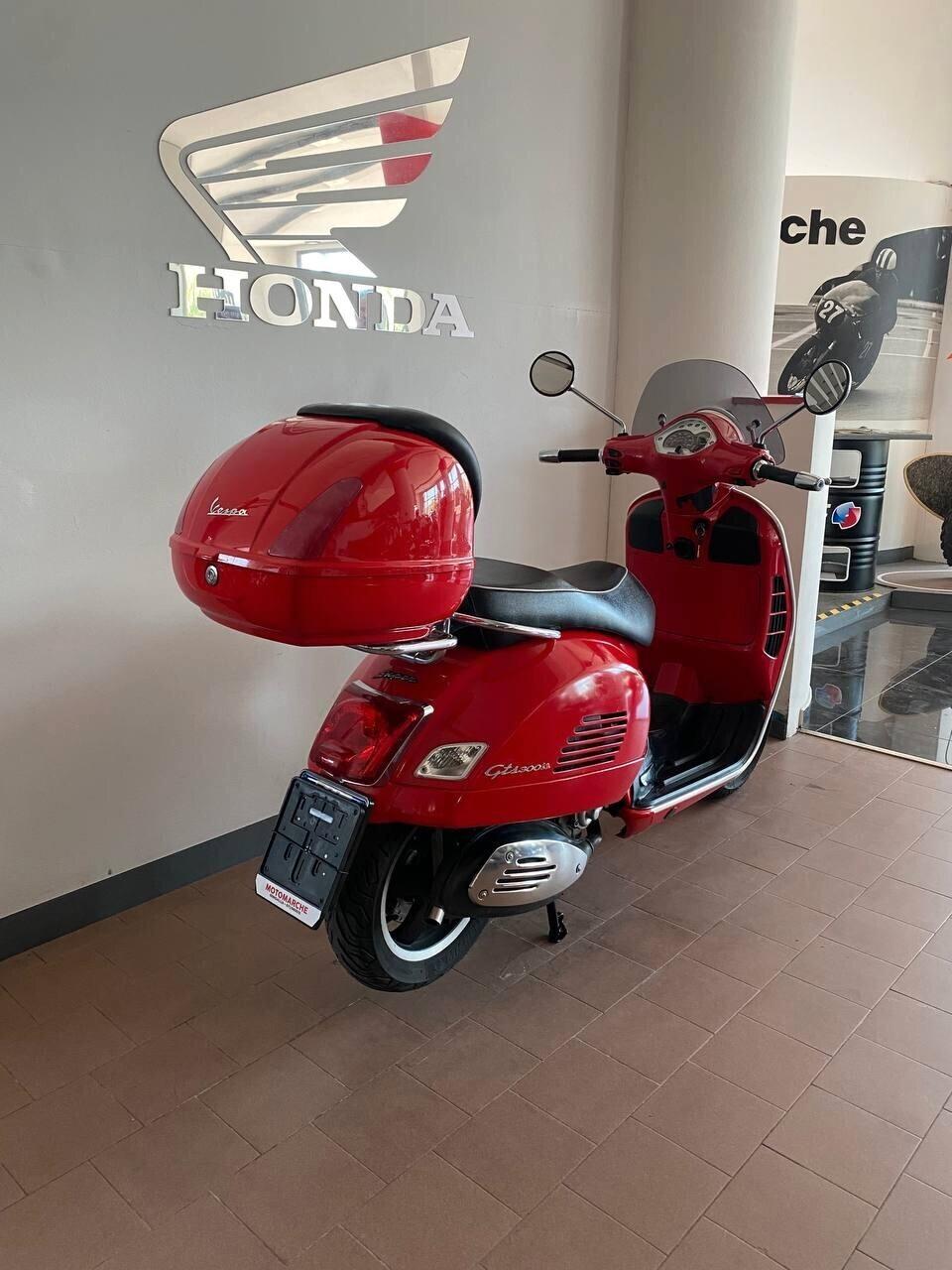 Piaggio Vespa 300 GTS