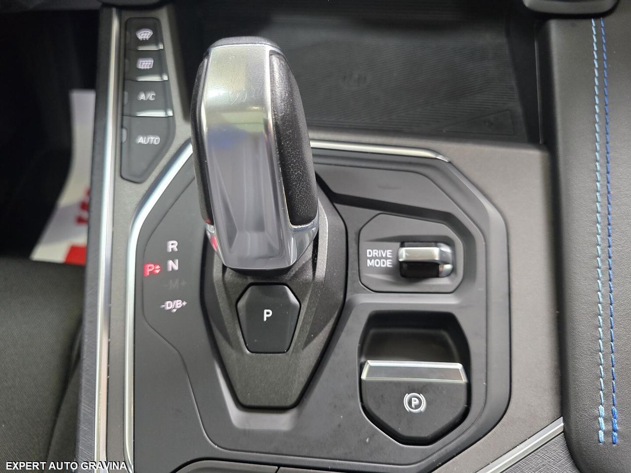 LYNK & CO 01 PLUG-IN **TOTAL BLACK**