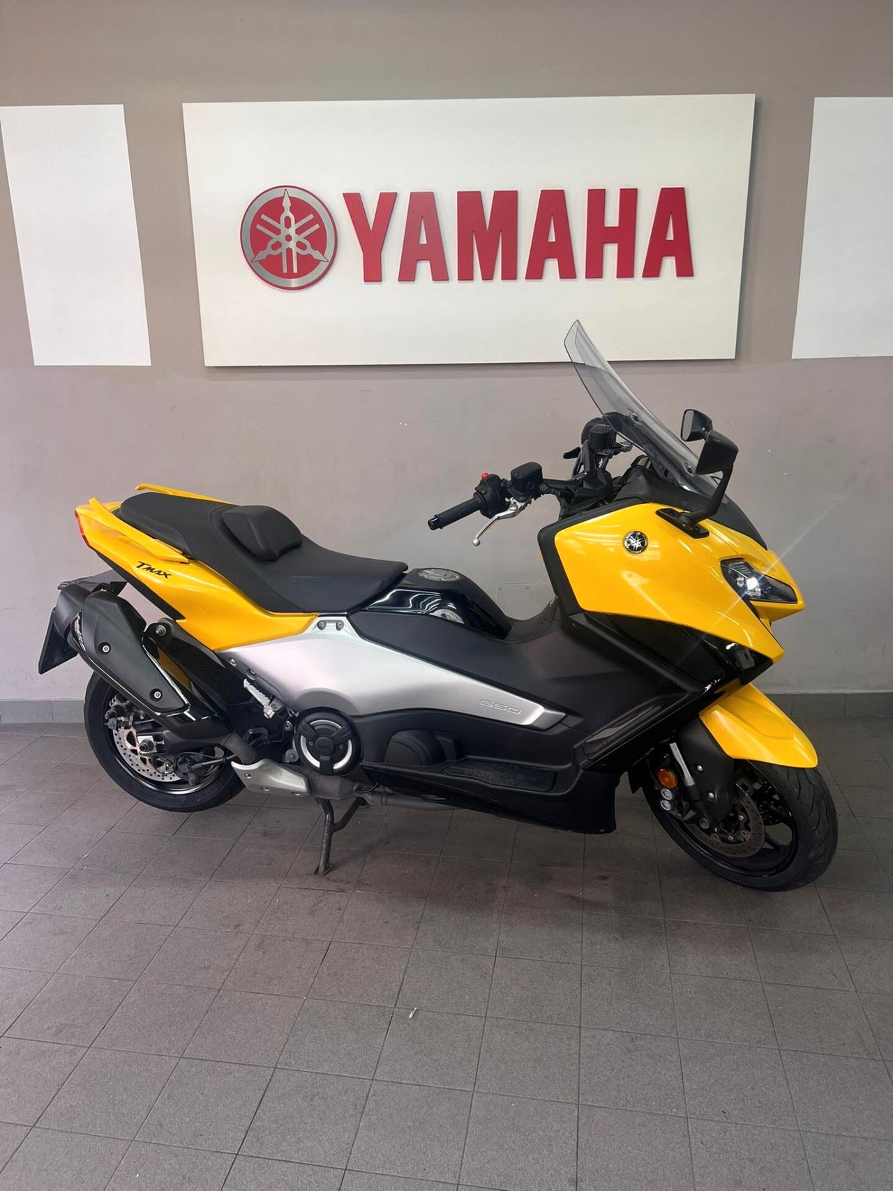 Yamaha TMAX 560 XP500A RYC1 EXTREME YELLOW