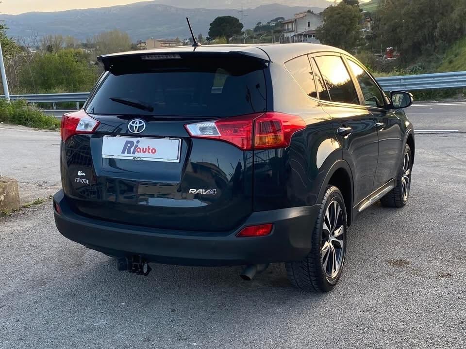 Toyota RAV 4 RAV4 2.0 D-4D 4X4 GANCIO DI TRAINO Lounge