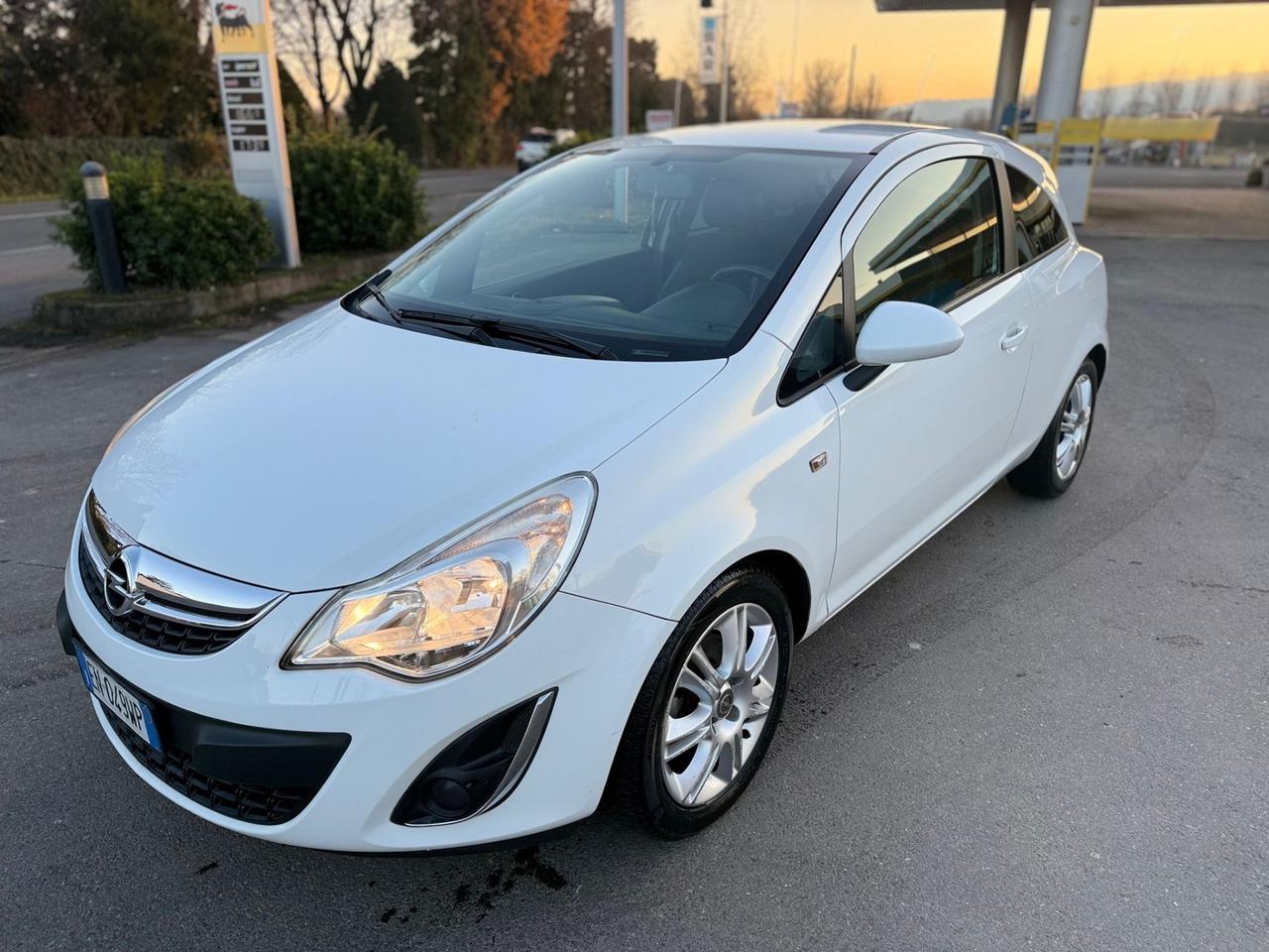 Opel Corsa 1.2 3 porte b-color