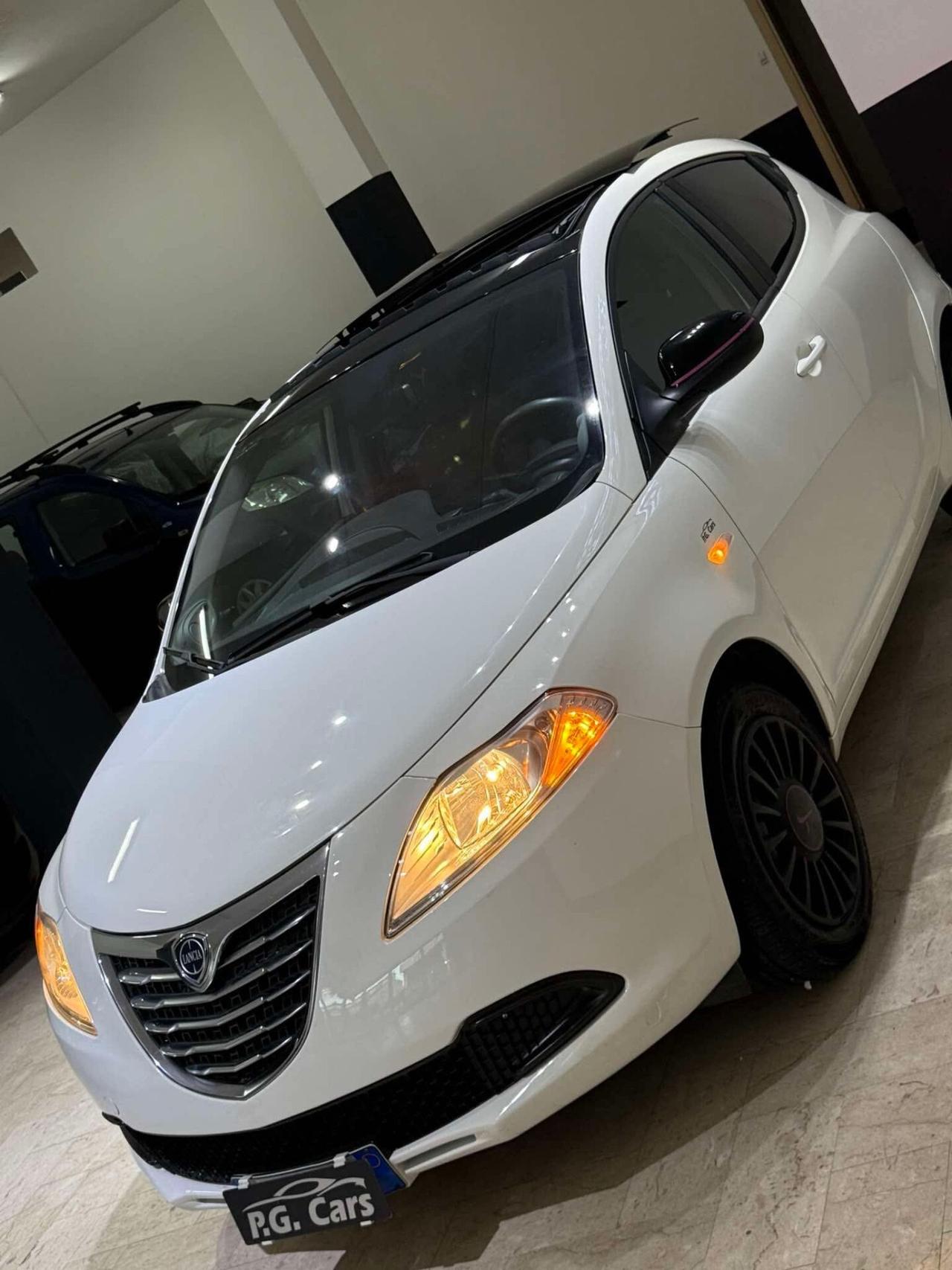 Lancia Ypsilon 1.2 69 CV london Paris