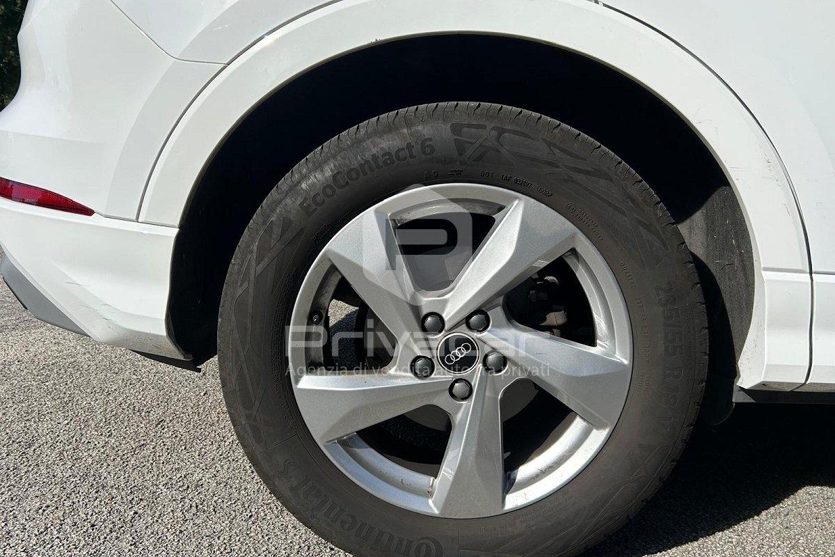 AUDI Q3 35 TFSI Business Advanced