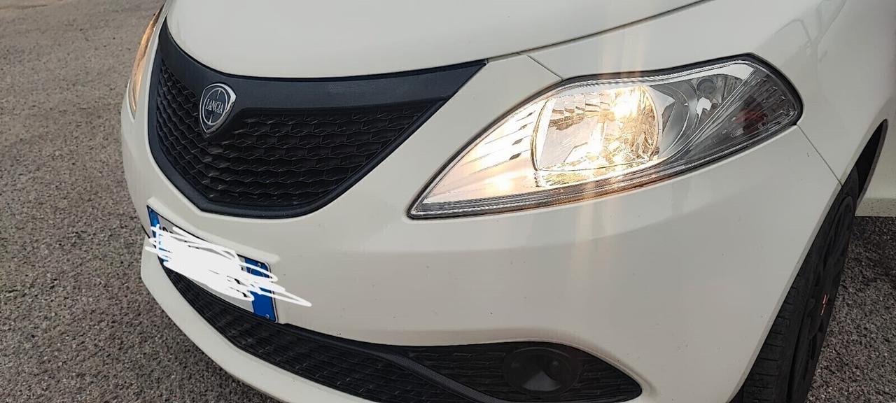 Lancia Ypsilon 1.0 FireFly 5 porte Hybrid neopatentati 12 mesi garanzia