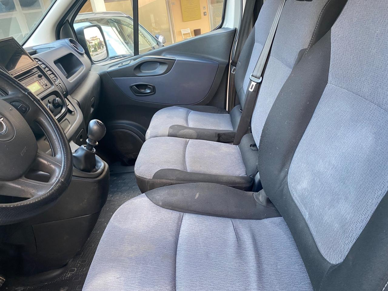 Opel vivaro disel 3 posti