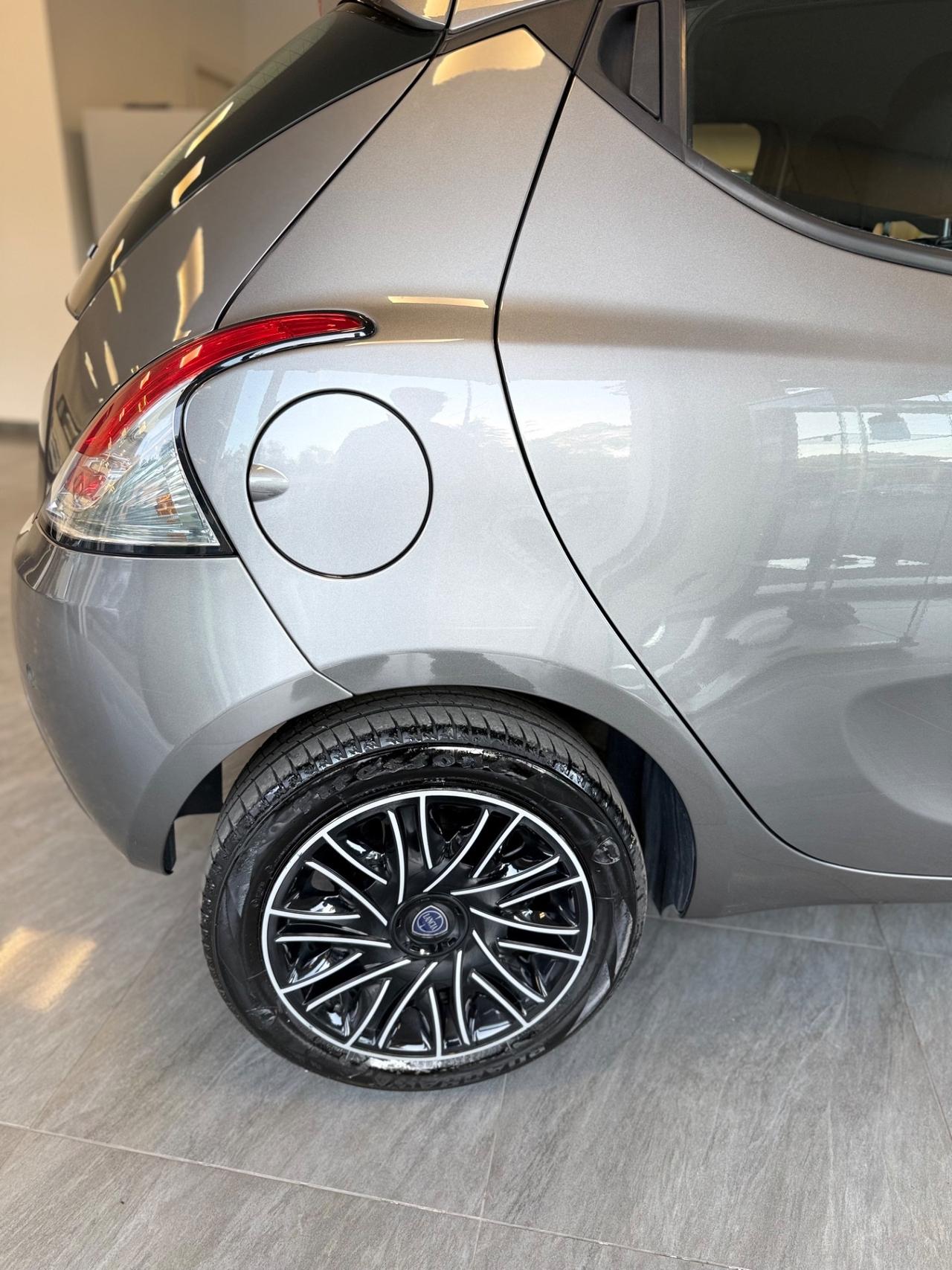 Lancia Ypsilon 1.0 FireFly 5 porte S&S Hybrid Ecochic Gold