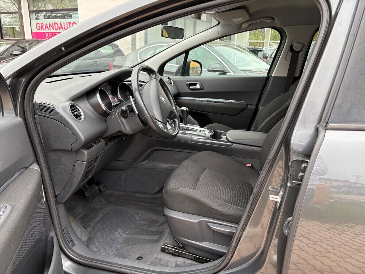 Peugeot 3008 1.6 HDi 110CV cambio robotizzato Business