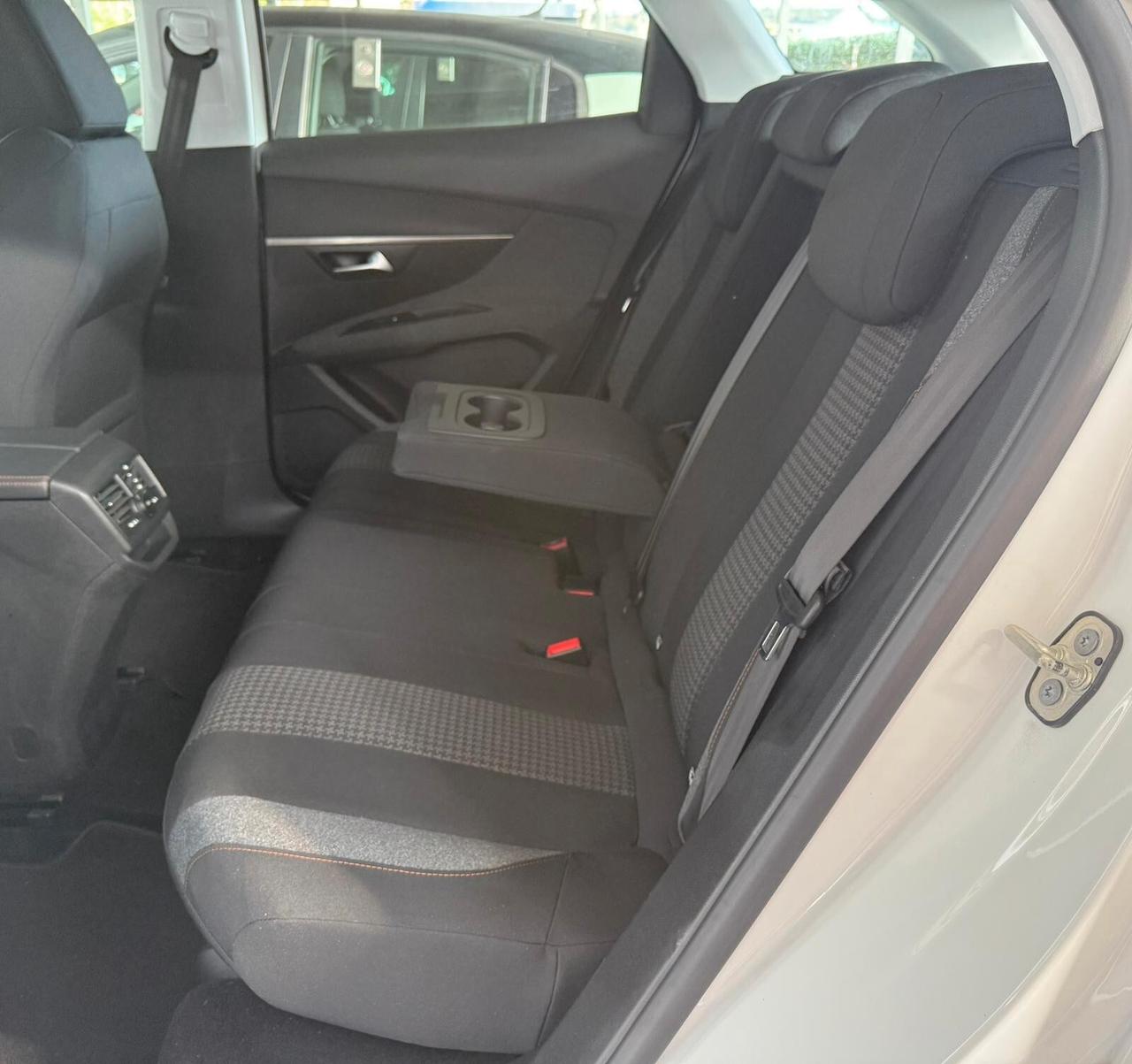 Peugeot 3008 BlueHDi 130 S&S Business