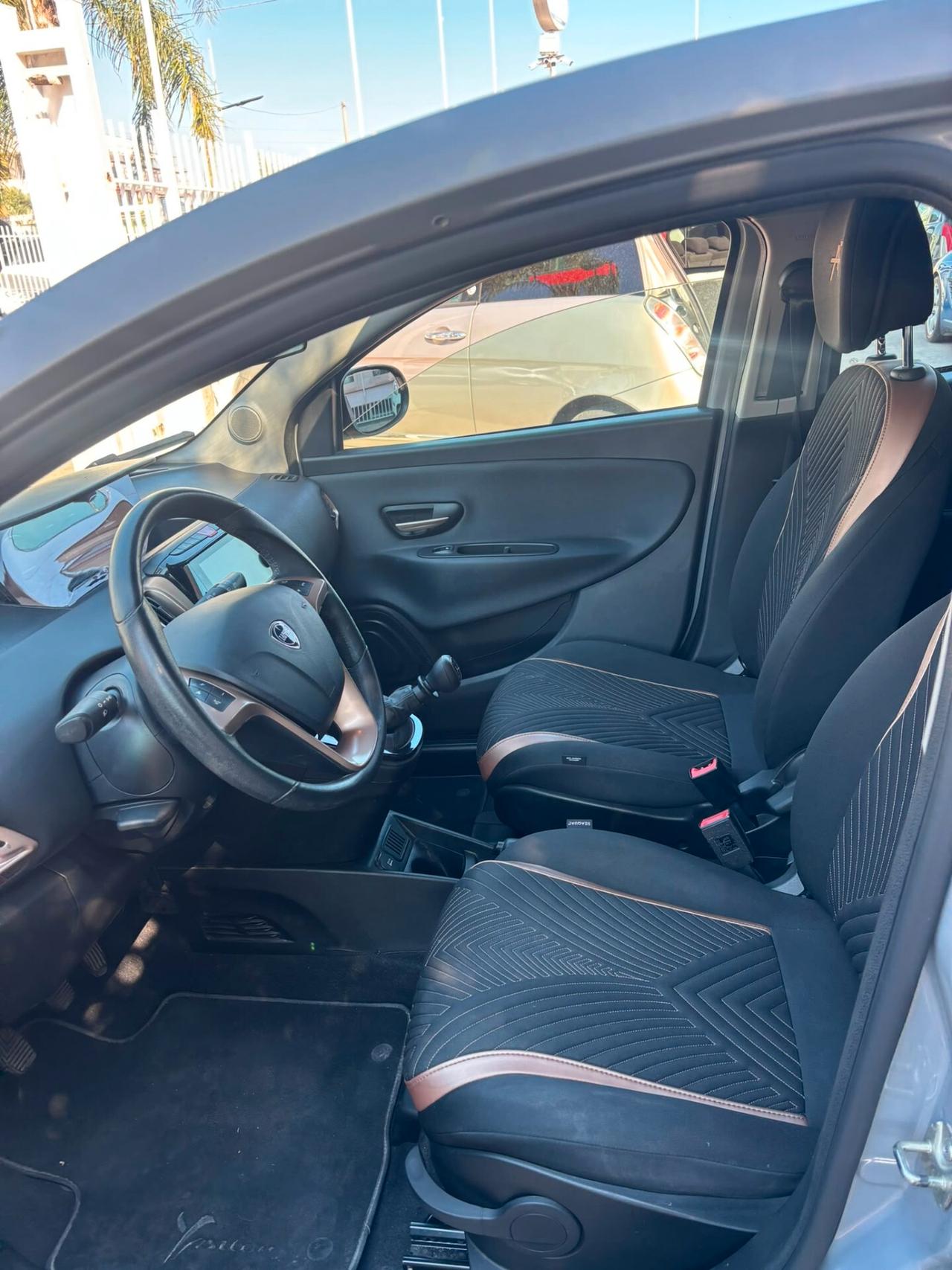 Lancia Ypsilon 1.0 FireFly 5 porte S&S Hybrid Ecochic A. Ferretti