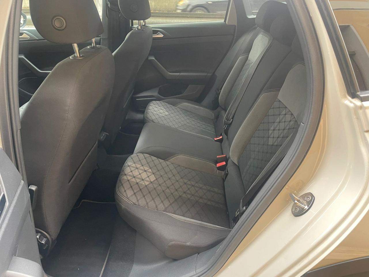 Volkswagen Taigo 1.0 TSI 110 CV DSG R-Line + Tetto