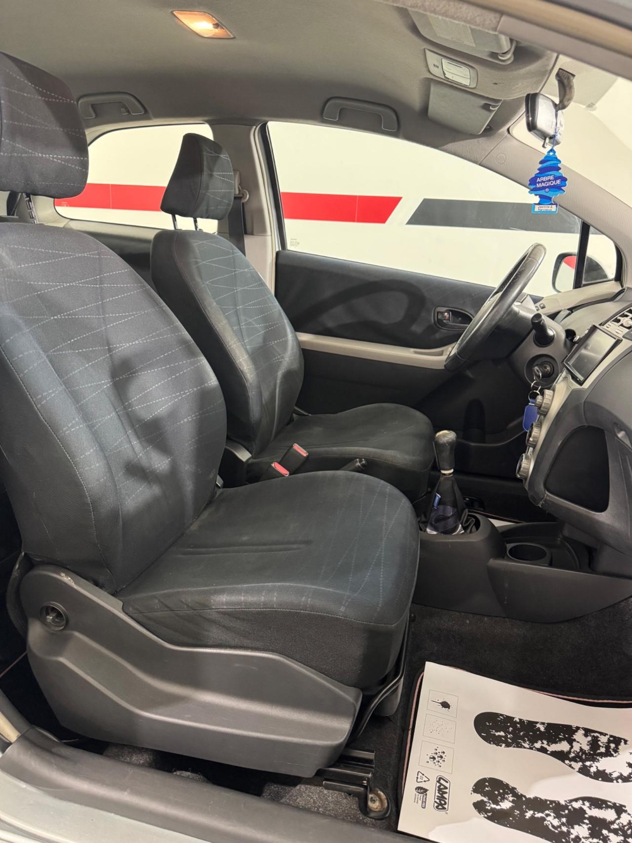 Toyota Yaris 1.0 3 porte Navi NEOPATENTATI - NAVIGATORE CON COLLEGAMENTO TELEFONO - GOMME NUOVE