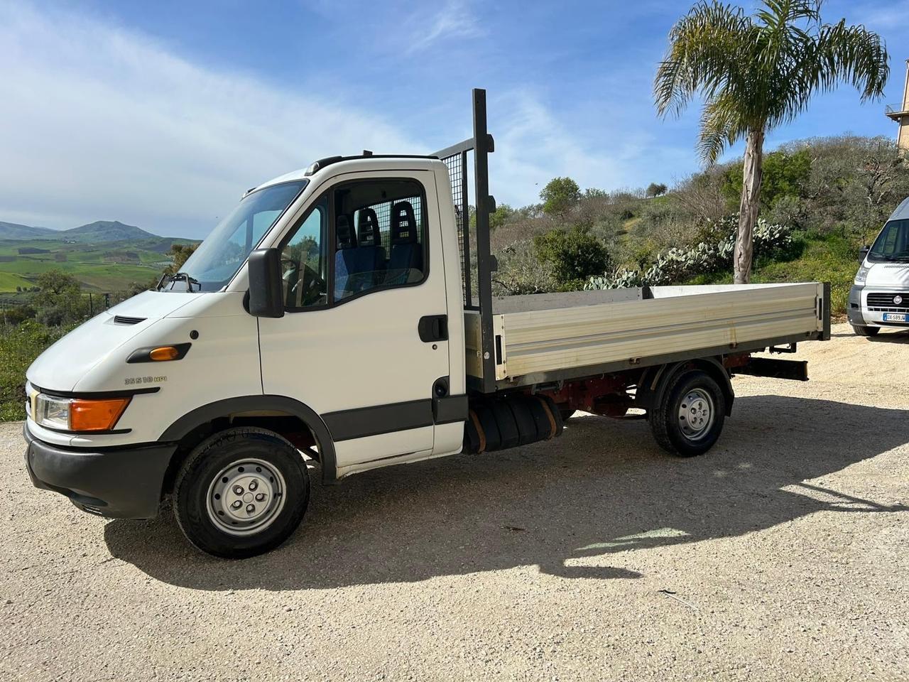 Iveco Daily 35S10 2.3 Hpi TDI PC Cabinato