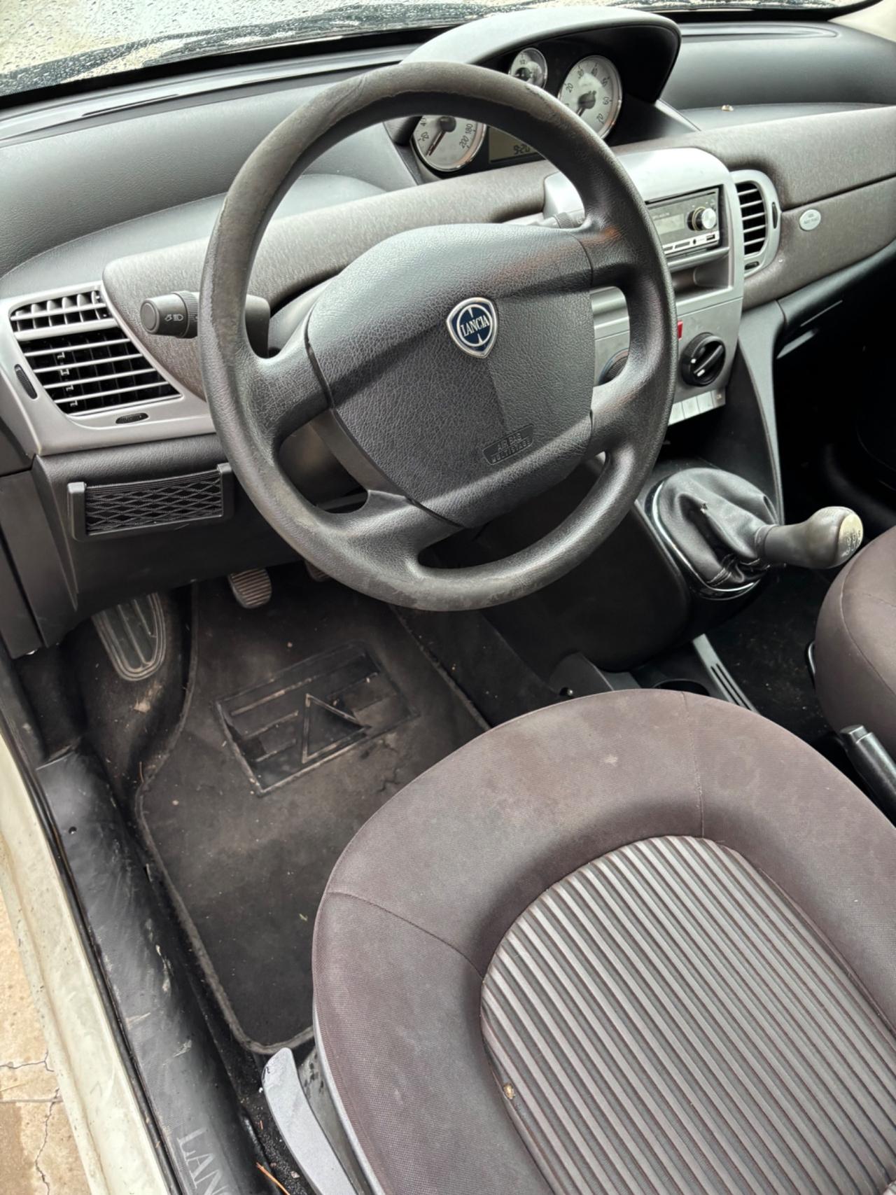 Lancia Ypsilon 1.3 MJT 75 CV Argento neo patentato