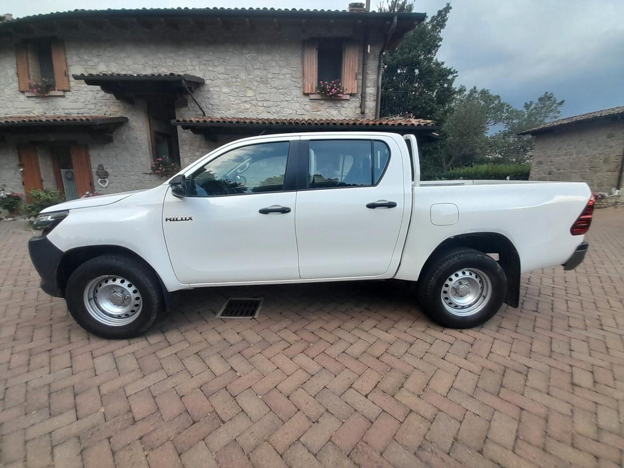 Toyota Hilux 2.4 D-4D 4WD 4 porte Double Cab Lounge AUTOCARRO