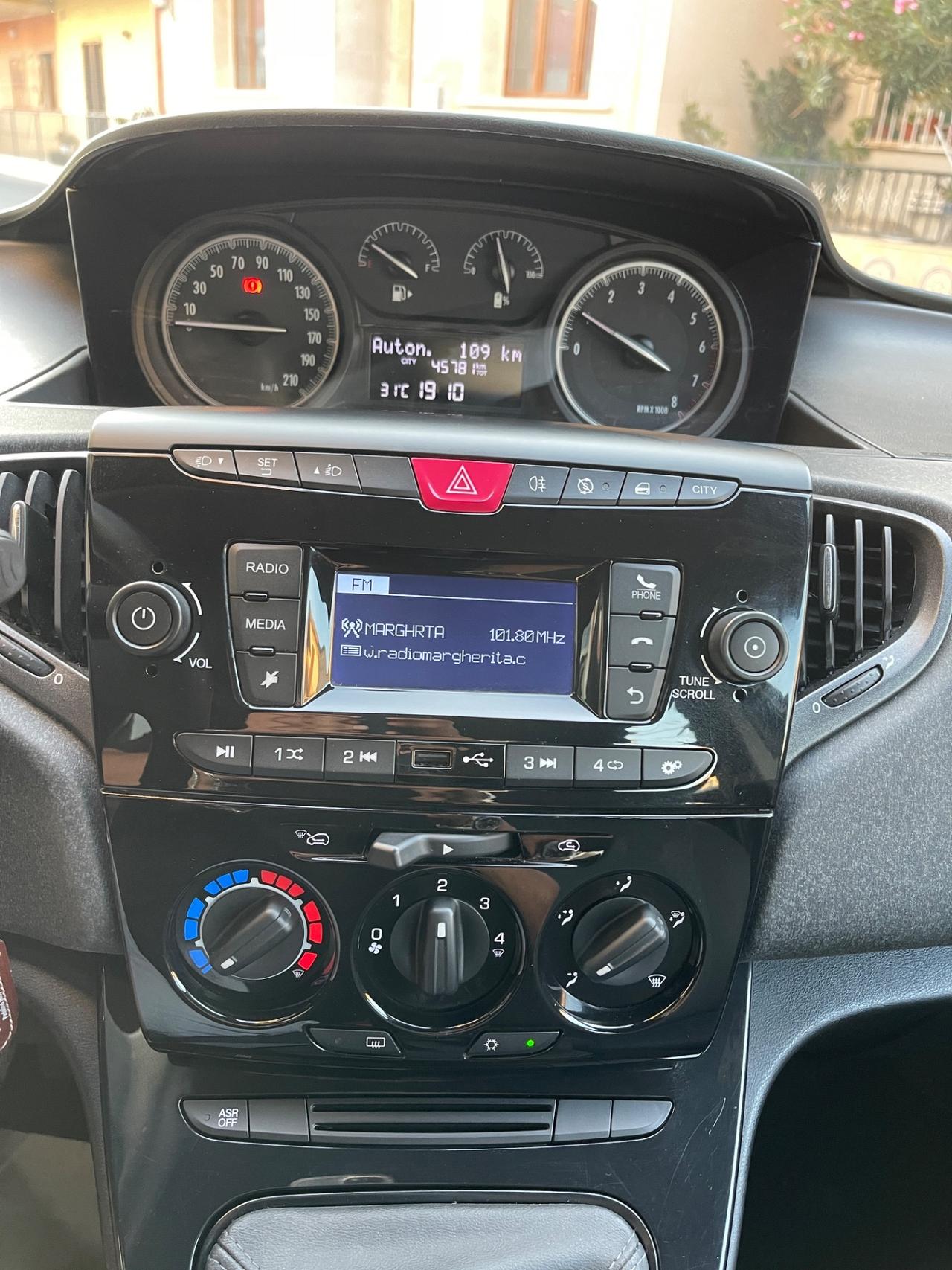 Lancia Ypsilon 1.0 5 porte S&S Hybrid Silver 2022