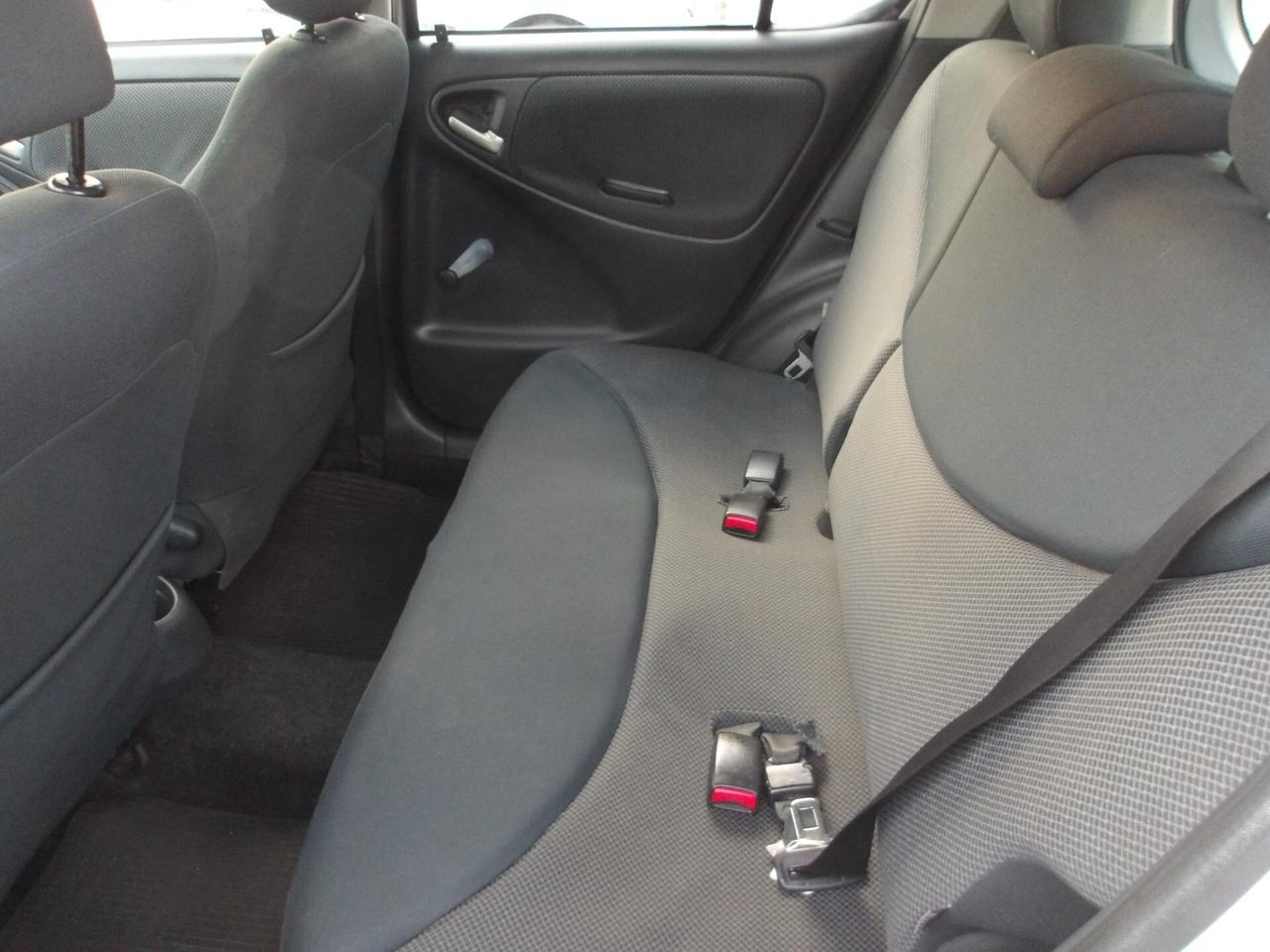 TOYOTA YARIS 1.3 BENZ-2005