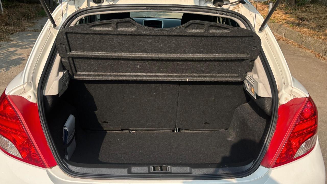 Peugeot 207 1.4 diesel 70CV 5p.ottima per nuovi patentati