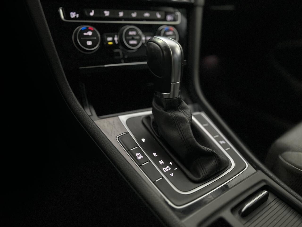 Volkswagen Golf 2.0 TDI DSG 5p. Sport R-LINE