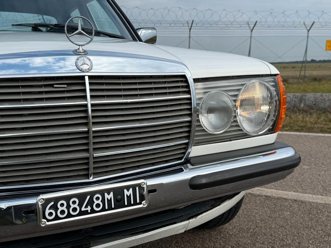 Mercedes 200 W123 "STUPENDA - ASI - TARGHE ORIGINALI"