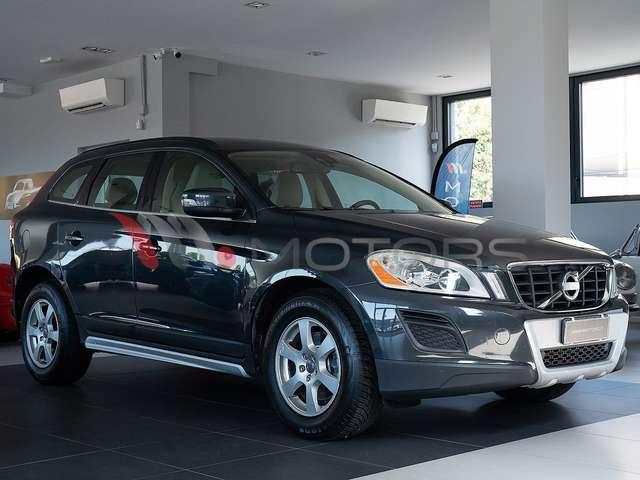 Volvo XC60 2.4 d3 Momentum AWD 163 CV Geartronic