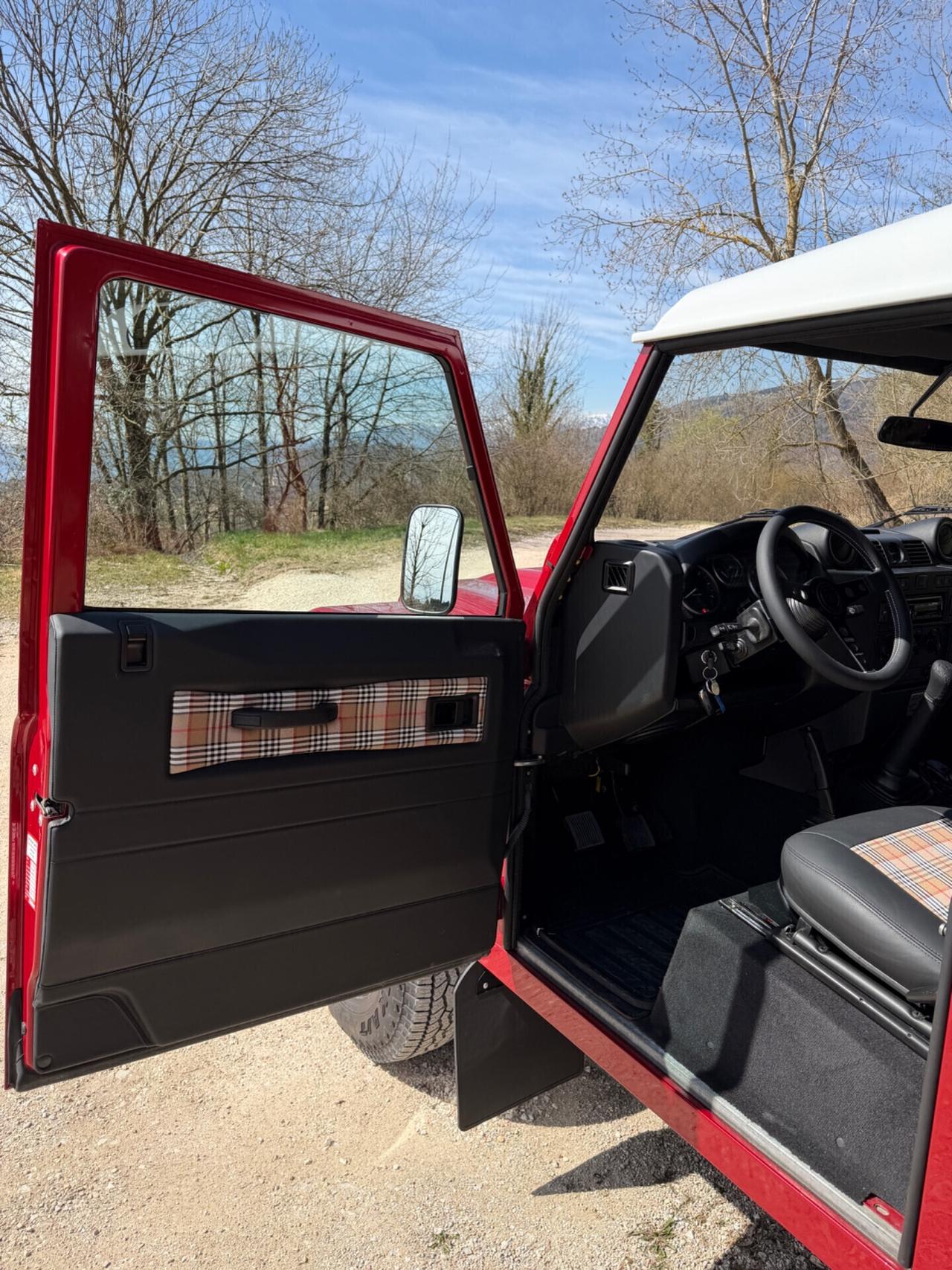 Land Rover Defender 90 2.2 TD4 IBRIDA