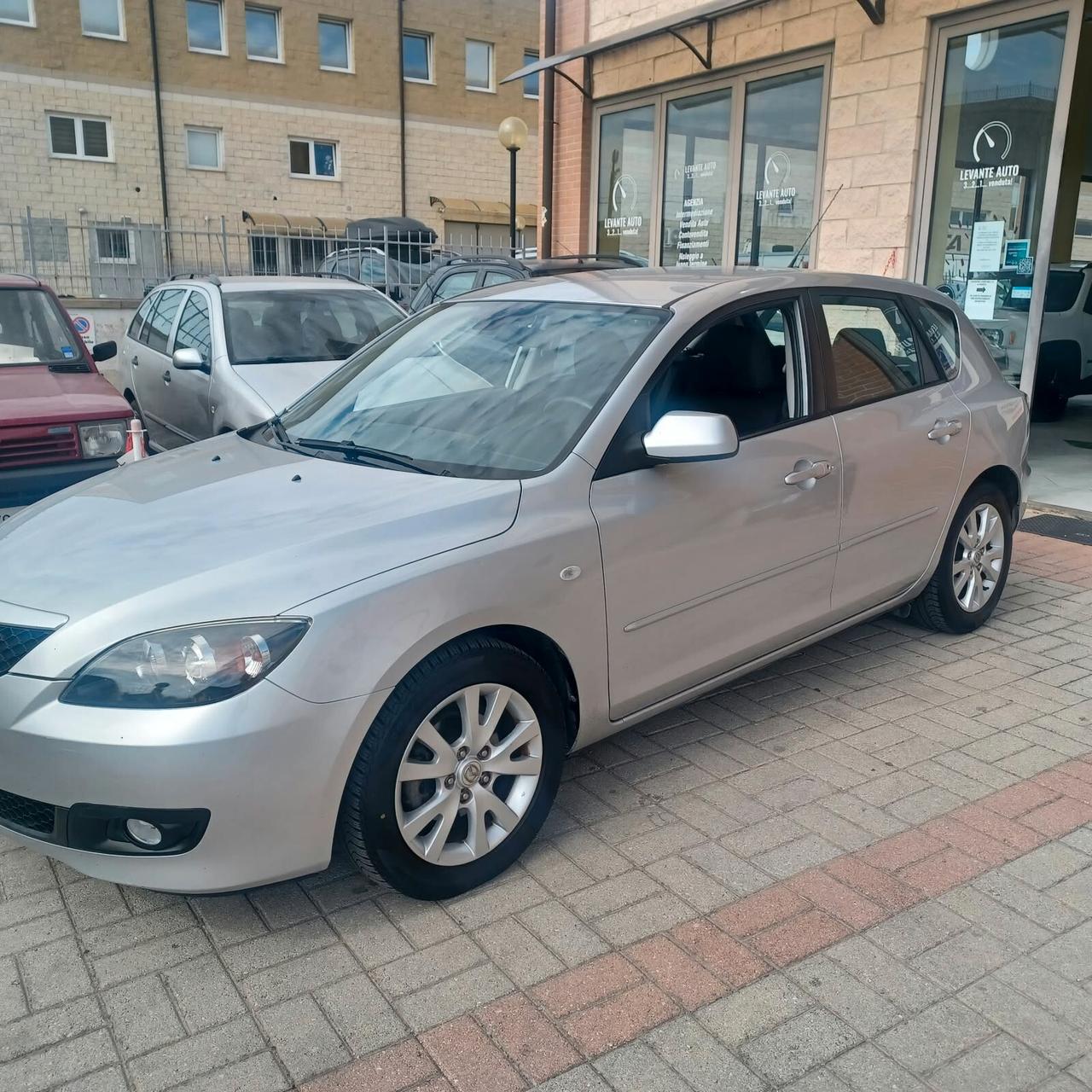 110.118 MAZDA 3 SEMBRA NUOVA OK NEOPATENTATI