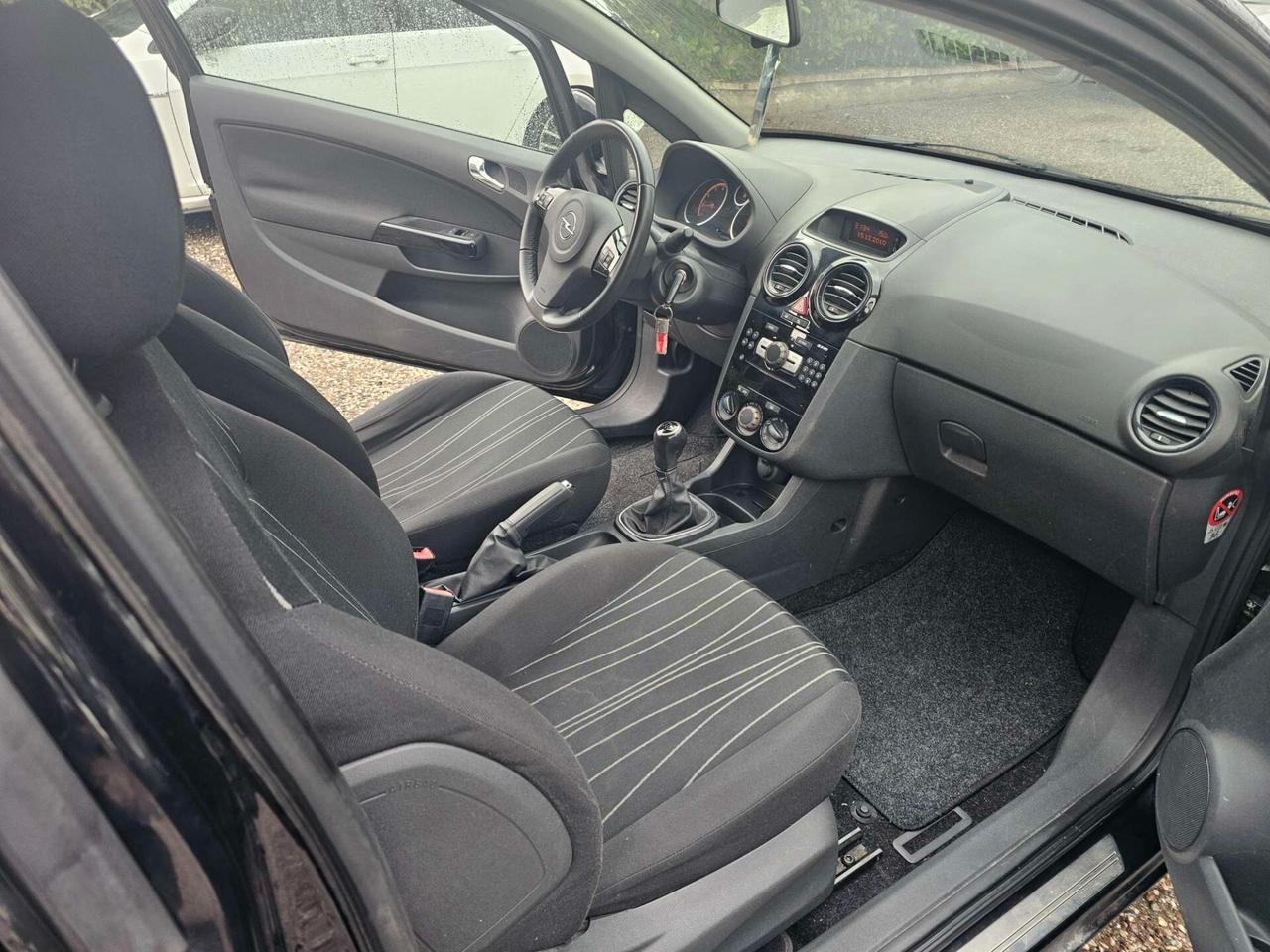 Opel Corsa 1.2 3 porte b-color