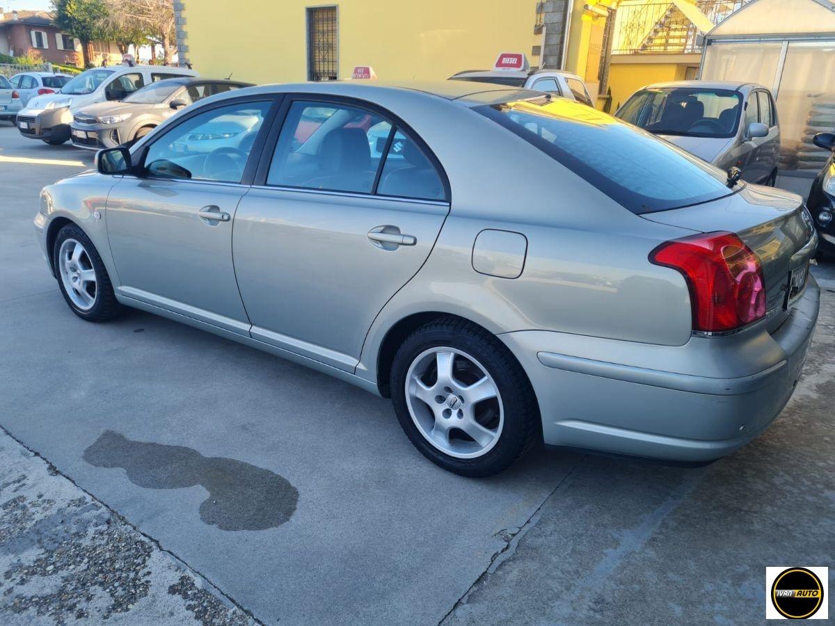 TOYOTA Avensis Benzina