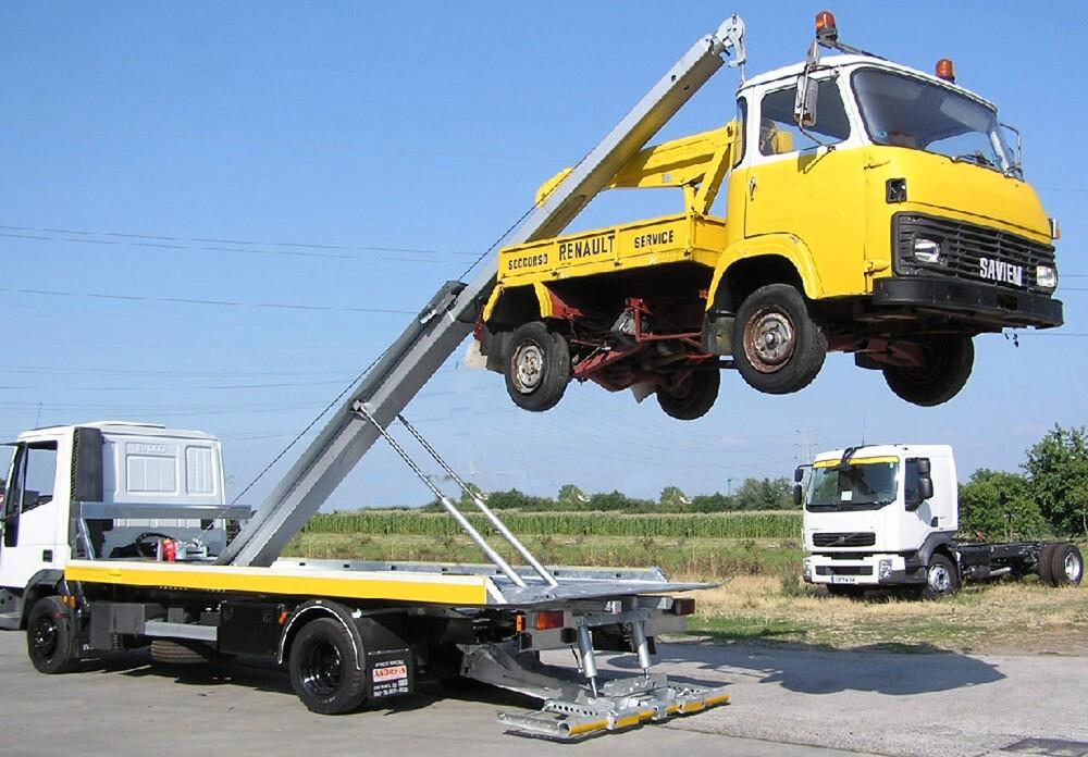 Carro attrezzi Eurocargo 120 con braccio gru centrale a scomparsa
