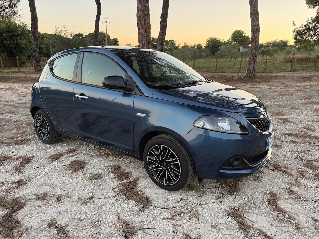 Lancia Ypsilon 1.0 FireFly 5 porte S&S Hybrid Silver