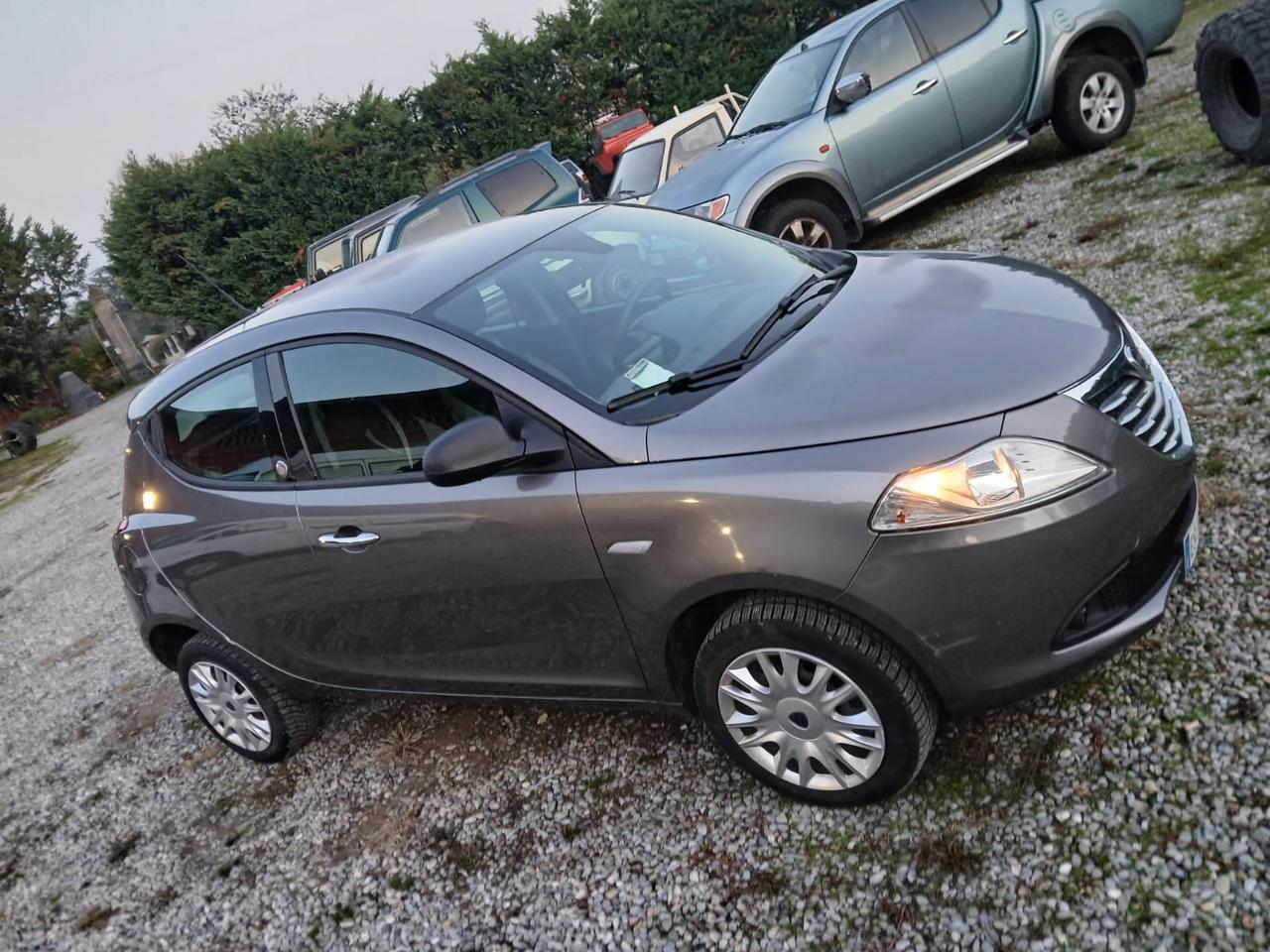 Lancia Ypsilon 0.9 TwinAir 85 CV 5 porte Metano Ecochic Silver