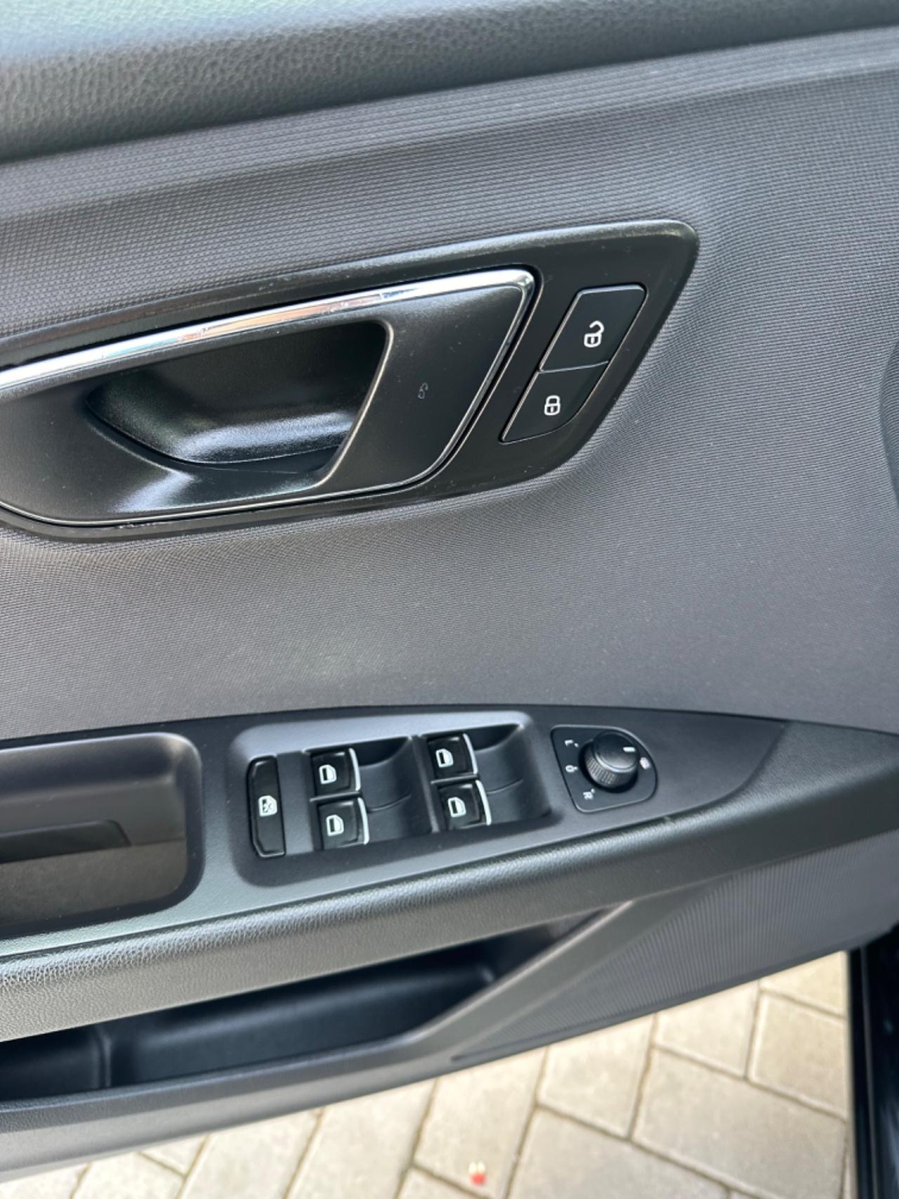 Seat Leon 1.6 TDI 105 CV ADATTA A NEOPATENTATI