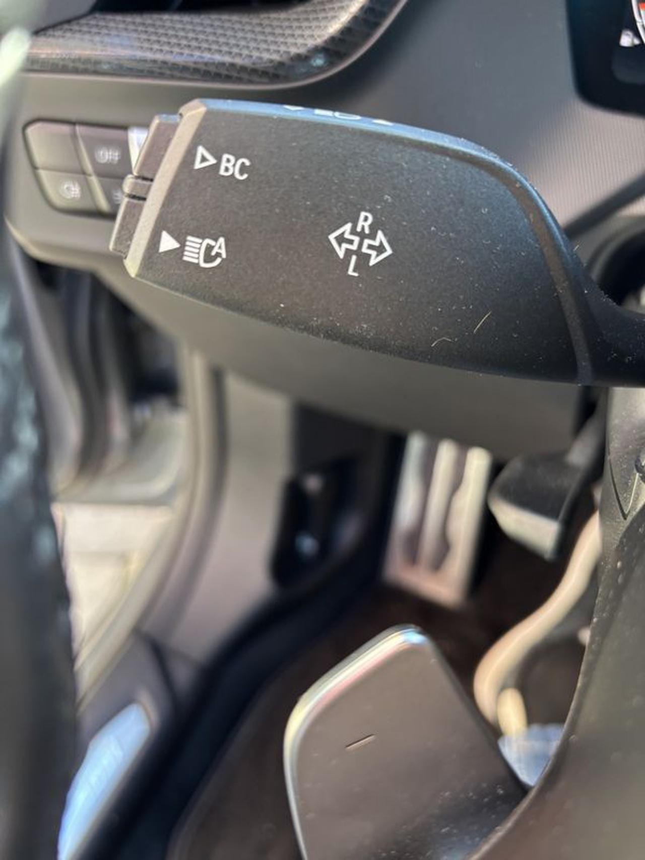 BMW 135 i xDrive NAVI-FULL LED-CAM-19"