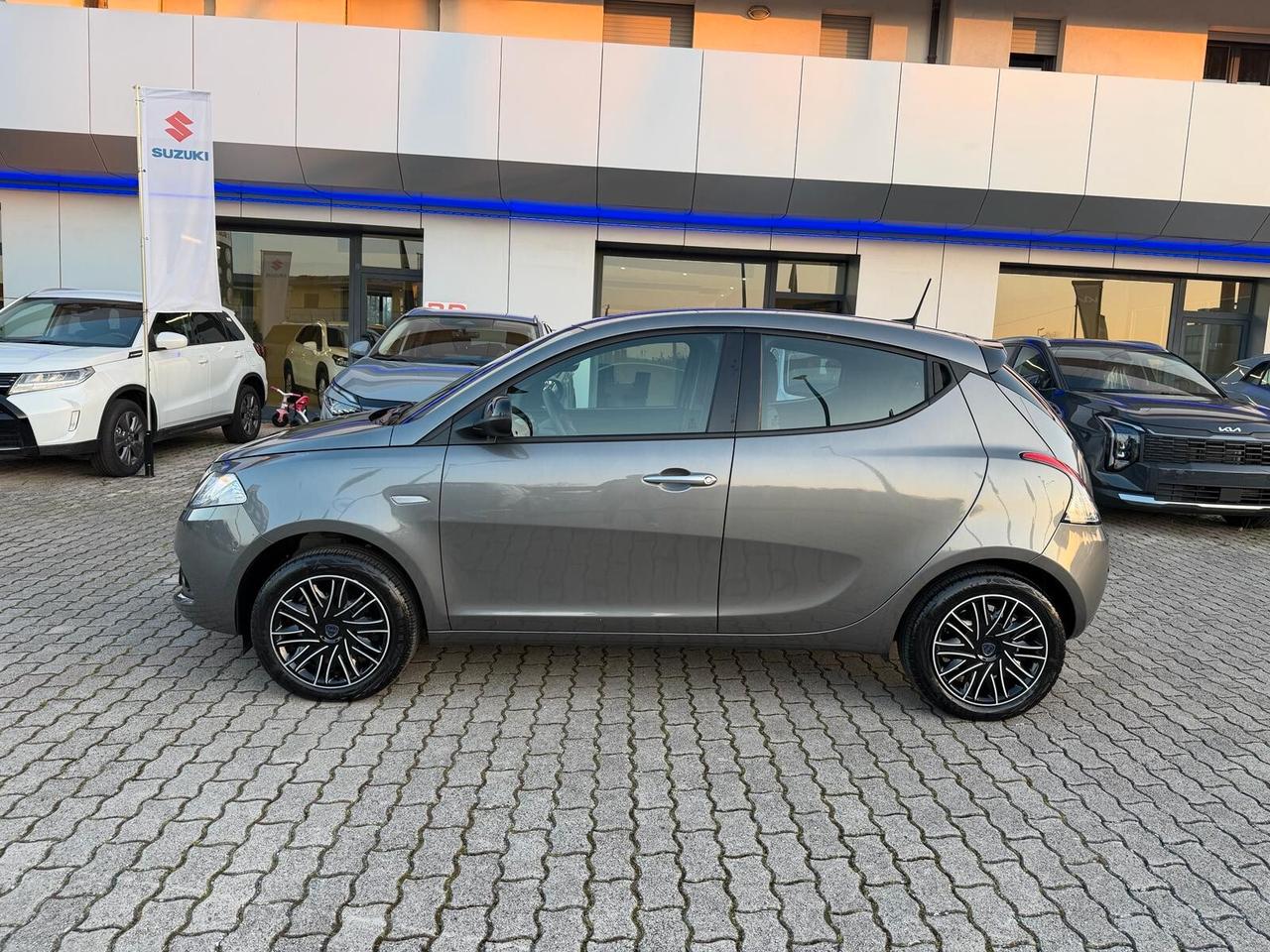 Lancia Ypsilon 1.0 FireFly 5 porte S&S Hybrid Silver