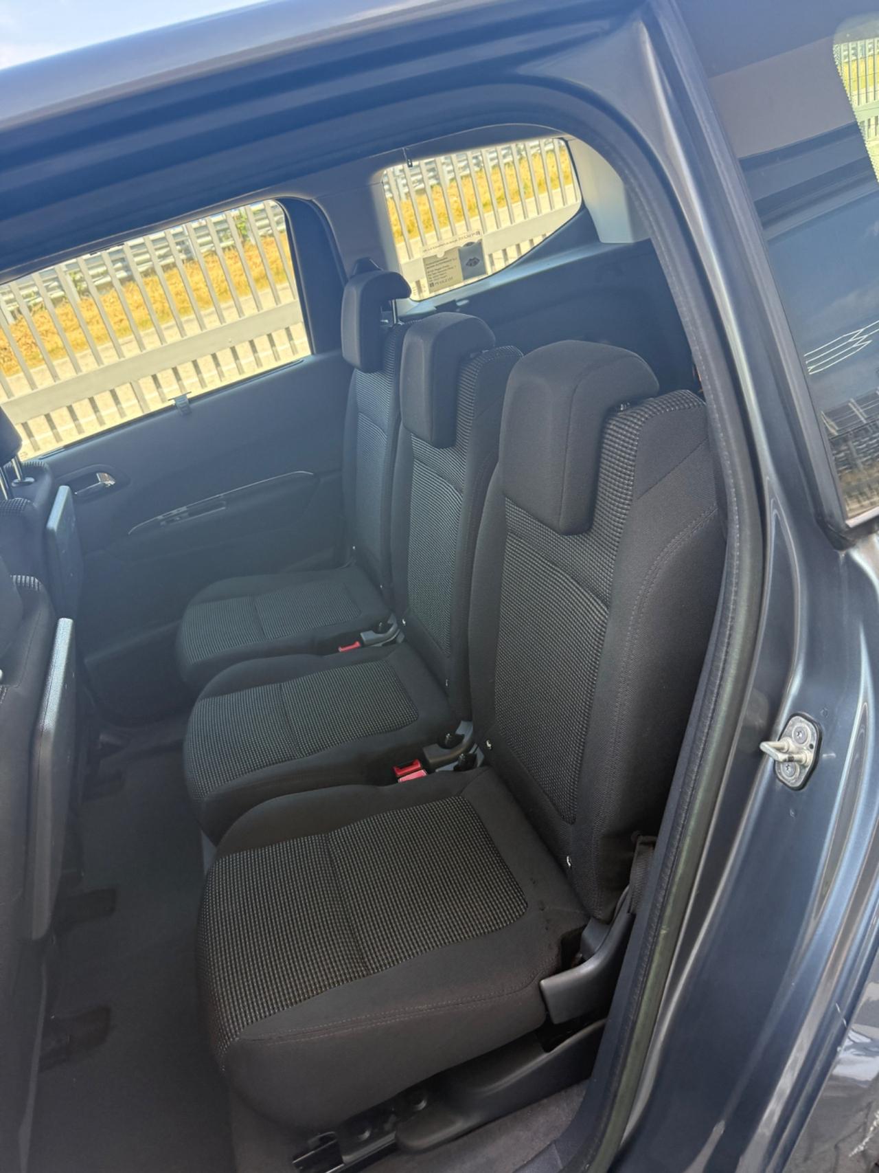 Peugeot 5008 1.6 e-HDi 112CV Stop&Start cambio robotizzato Féline