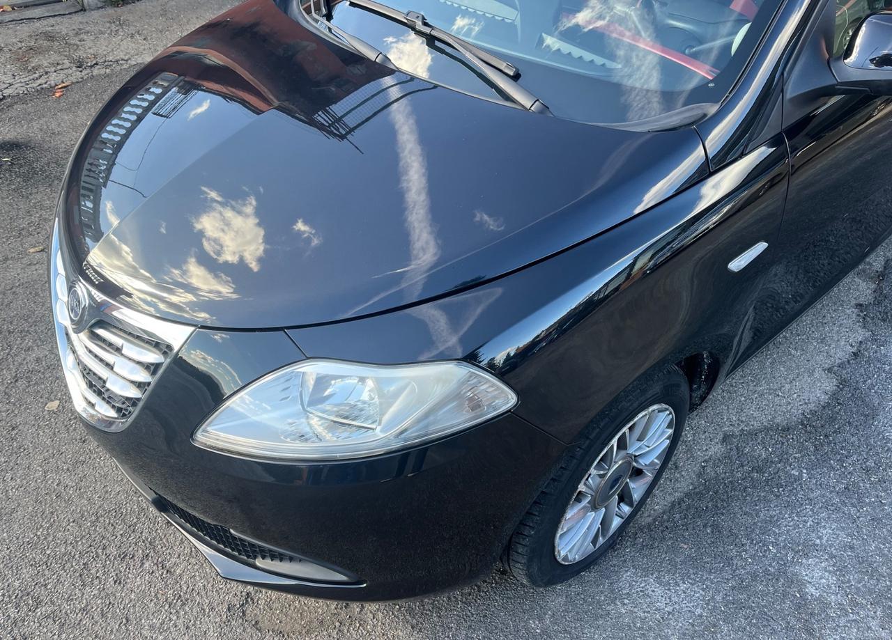 Lancia Ypsilon 1.2 69 CV 5 porte Black/Red