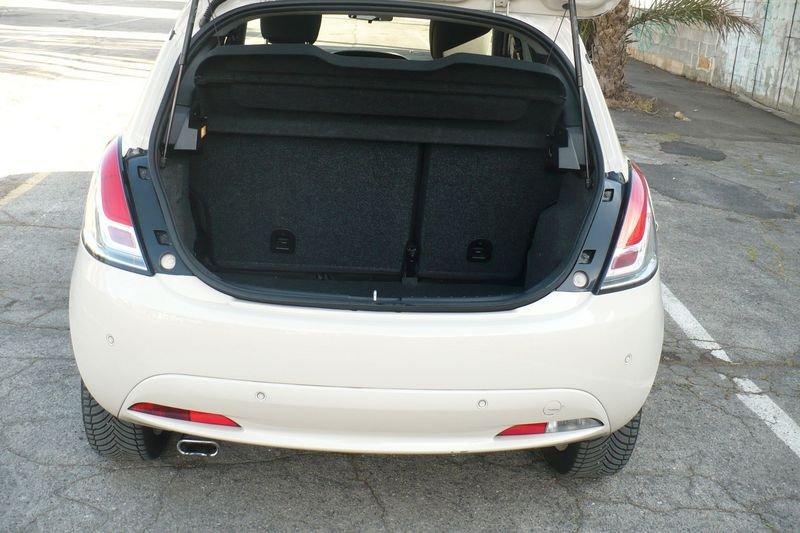 Lancia Ypsilon 1.2 69 CV 5 porte Silver