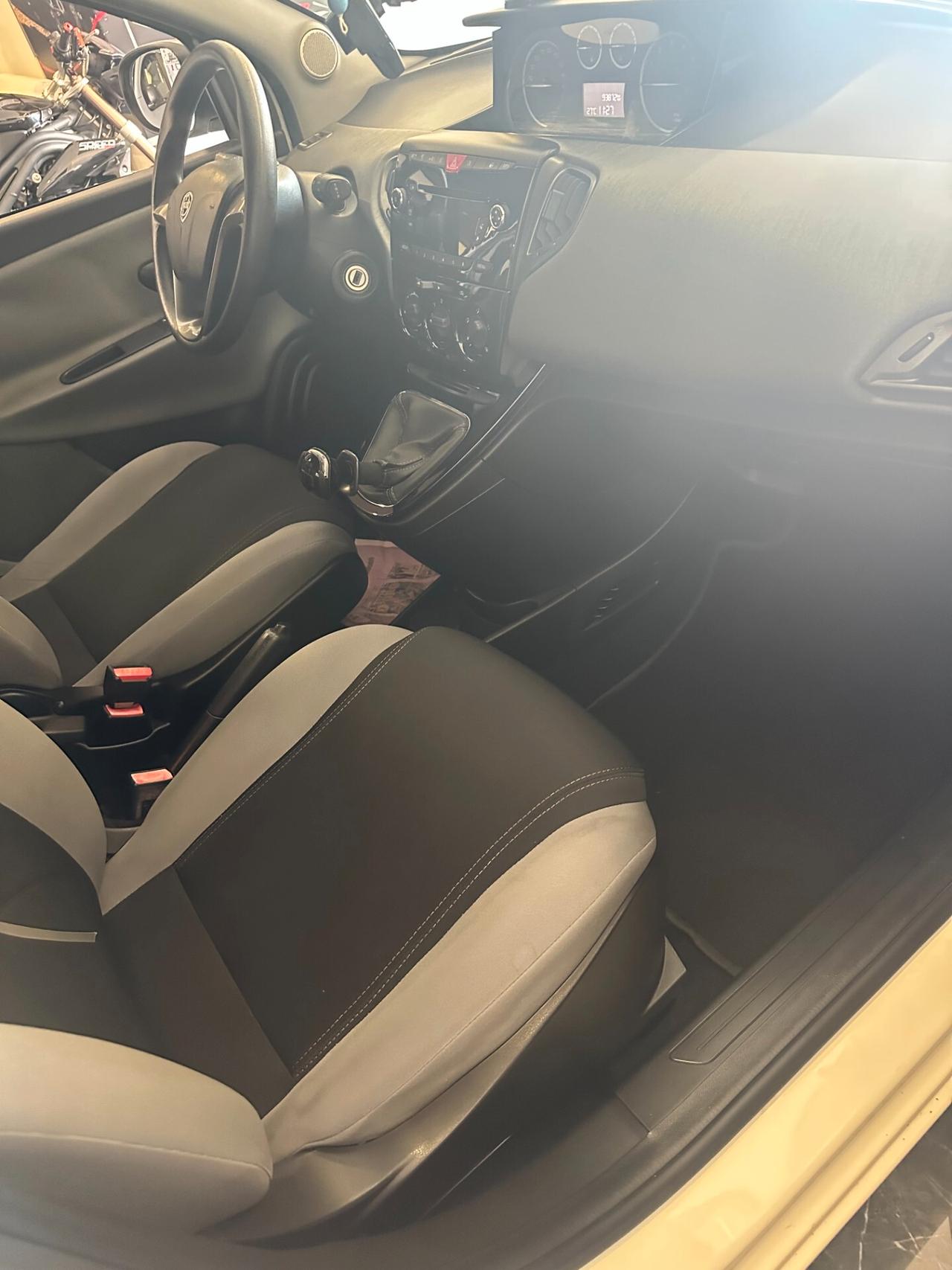 Lancia Ypsilon 1.2 69 CV 5 porte S&S Silver