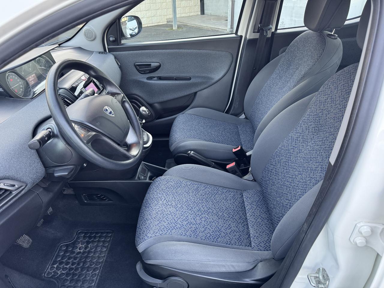 Lancia Ypsilon 1.0 FireFly 5 porte S&S Hybrid Ecochic Silver