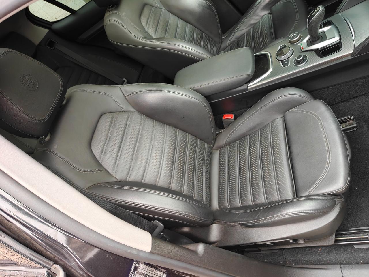 Alfa Romeo Stelvio Q4 Veloce total black