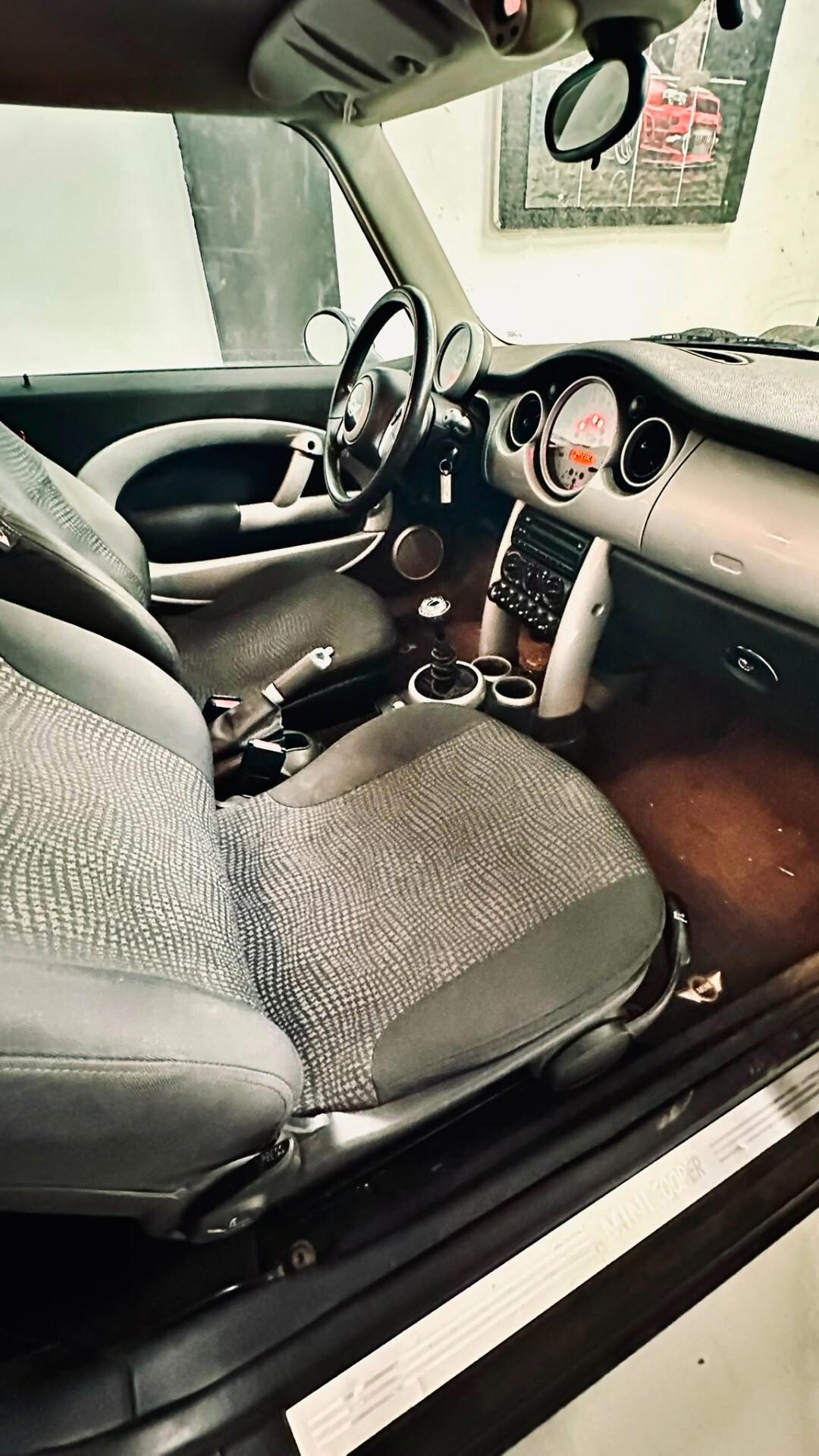 Mini 1.6 16V Cooper 1999 asi